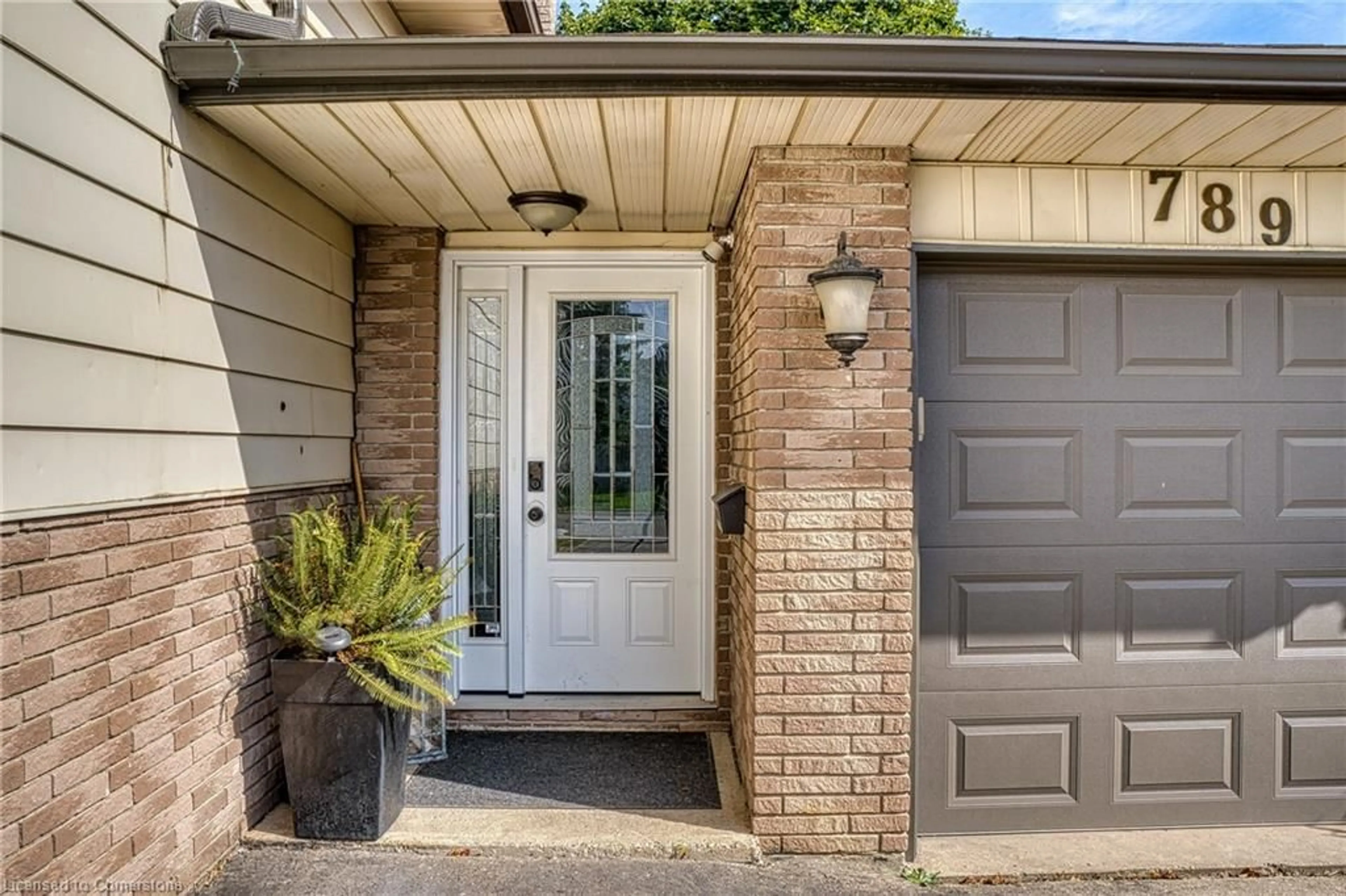 Indoor entryway, wood floors for 789 John St, Listowel Ontario N4W 1B6