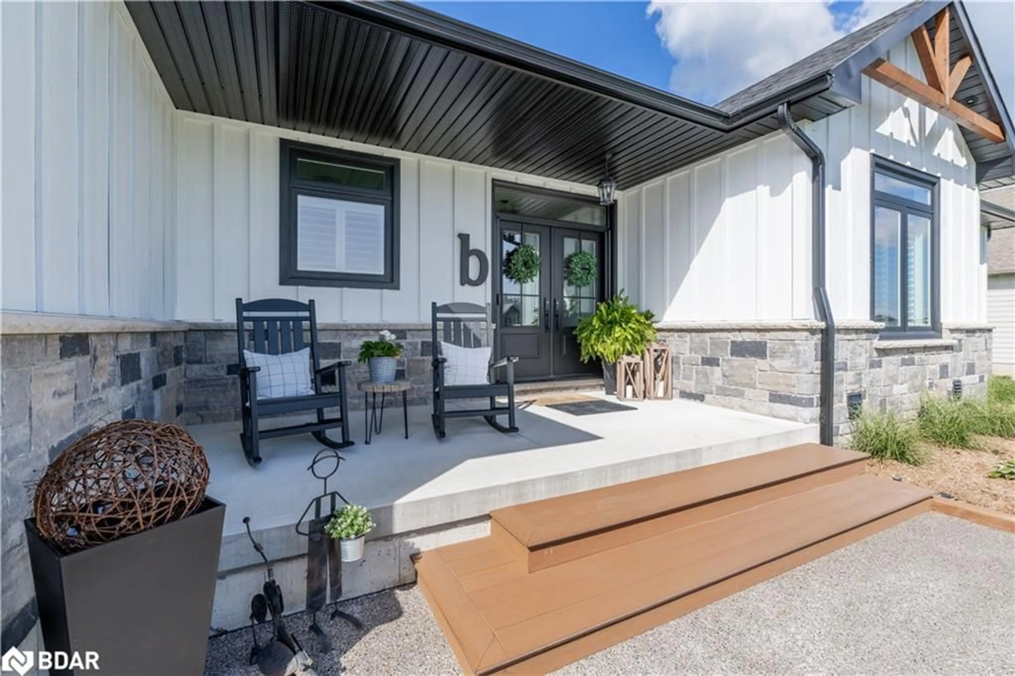 Patio for 18 Cheslock Crescent, Warminster Ontario L3V 8N8