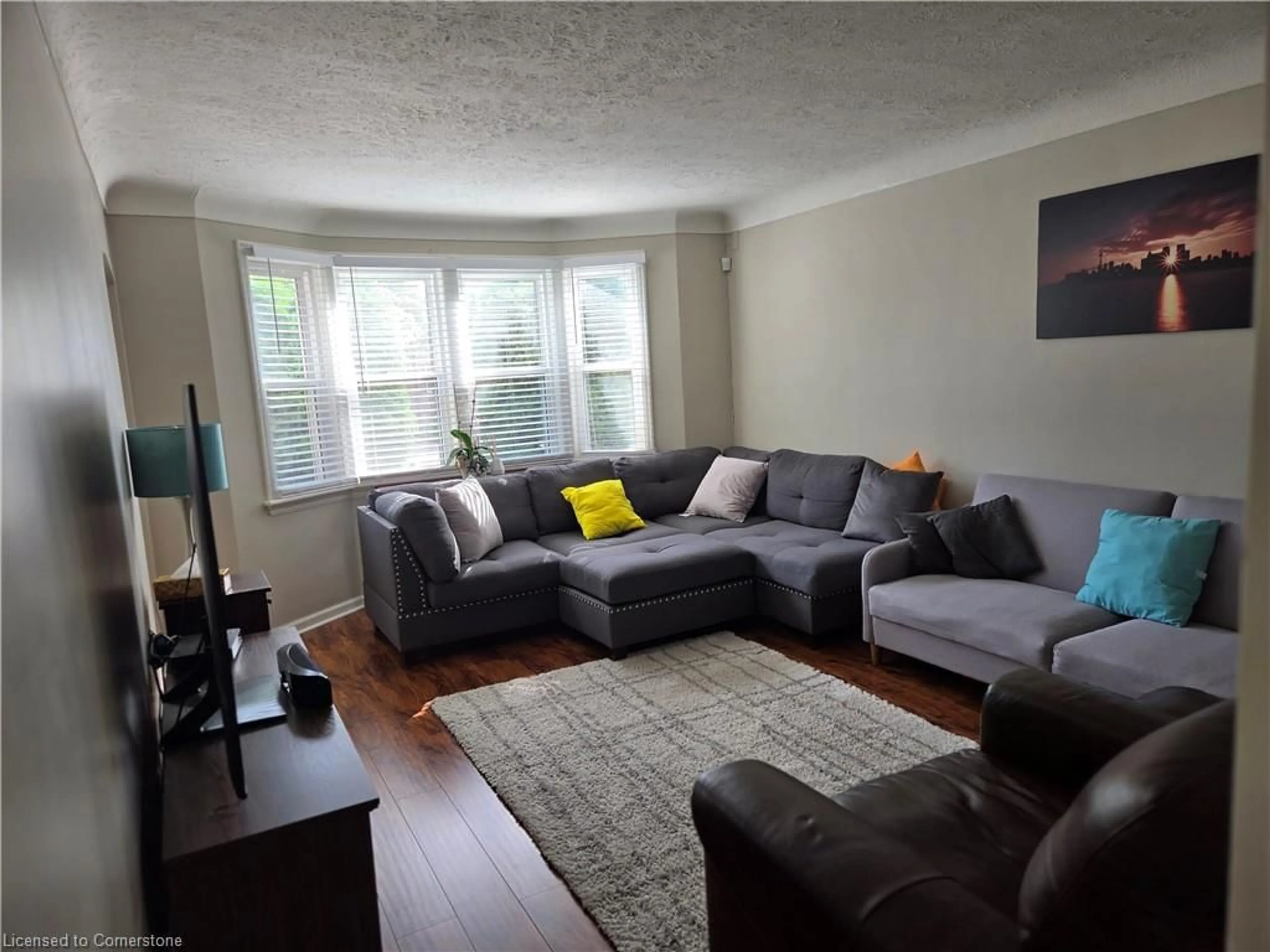 Living room for 220 Glencairn Ave, Hamilton Ontario L8K 3P2