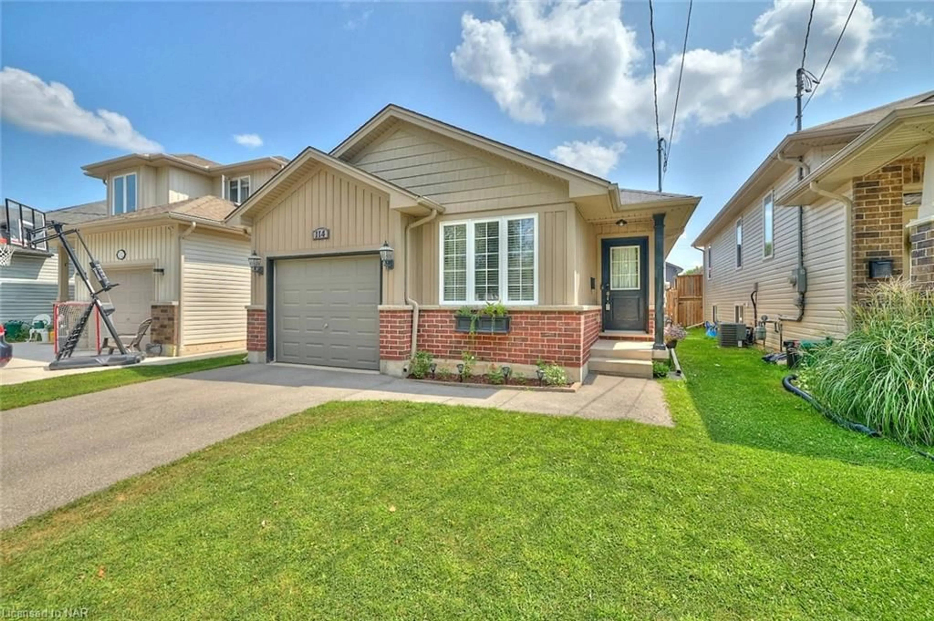 Frontside or backside of a home, cottage for 114 Wallace Ave, Welland Ontario L3B 1R5