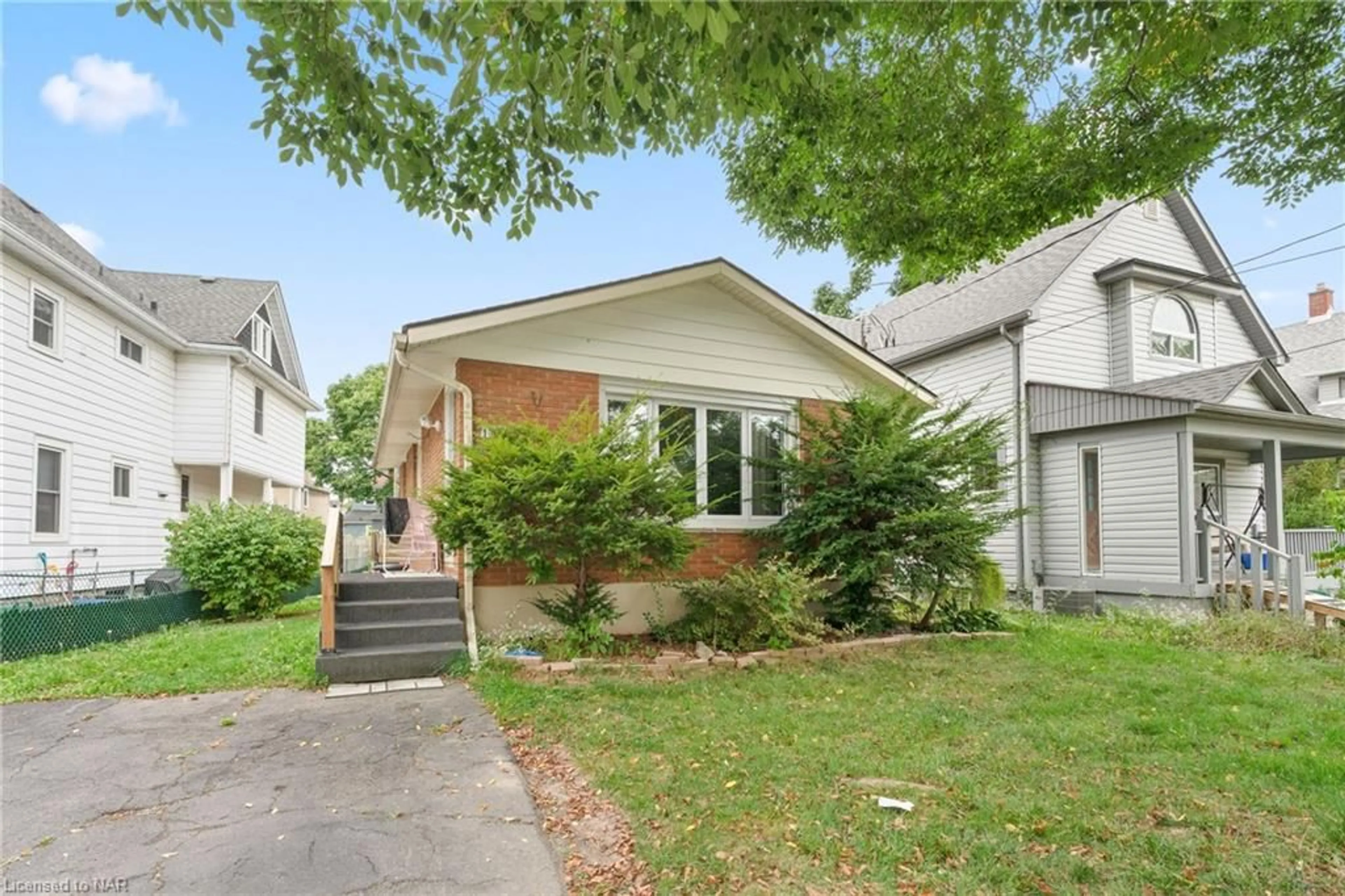 Frontside or backside of a home, the street view for 148 Young St, Welland Ontario L3B 4C8