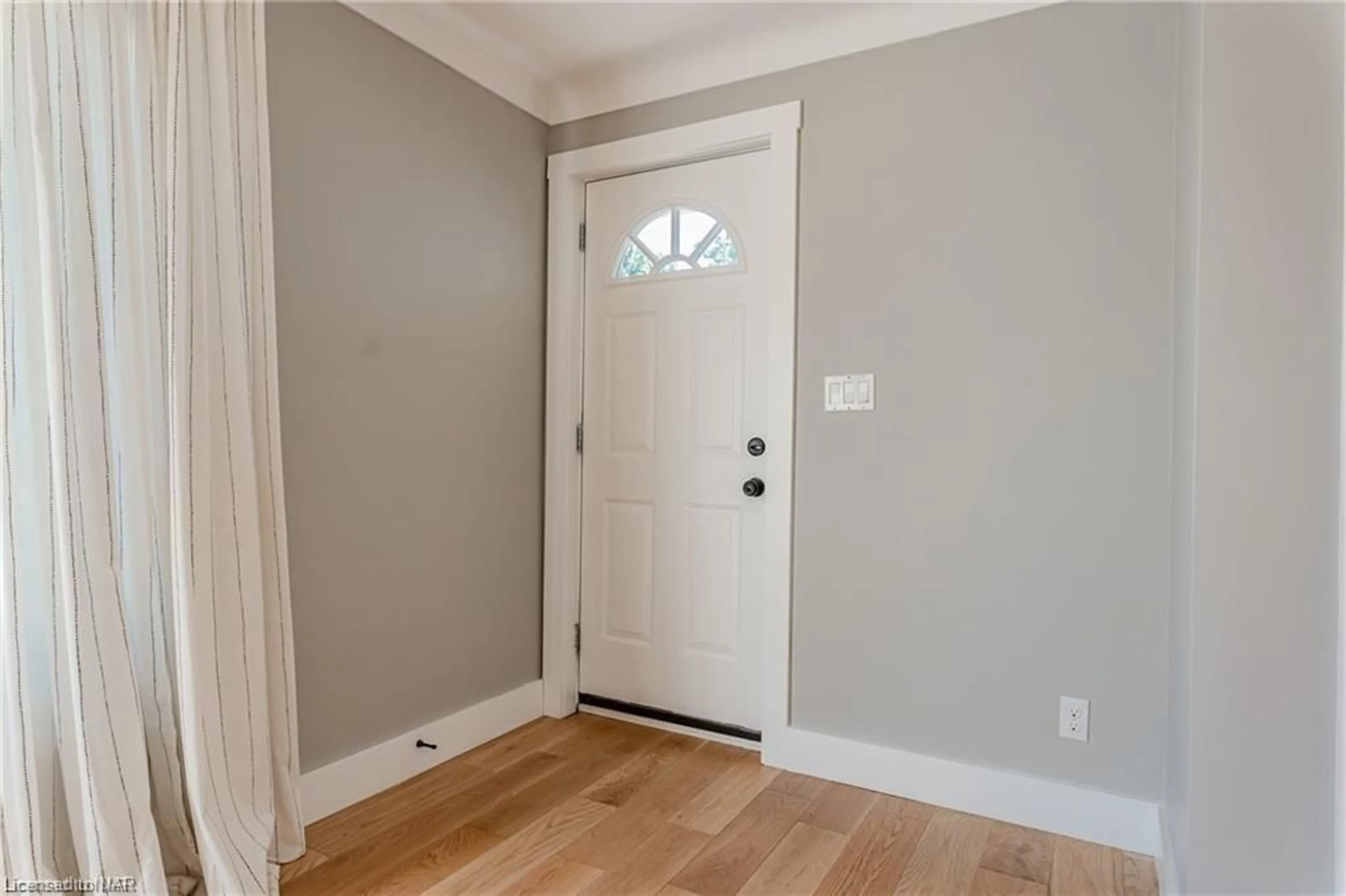 Indoor entryway, wood floors for 148 Young St, Welland Ontario L3B 4C8