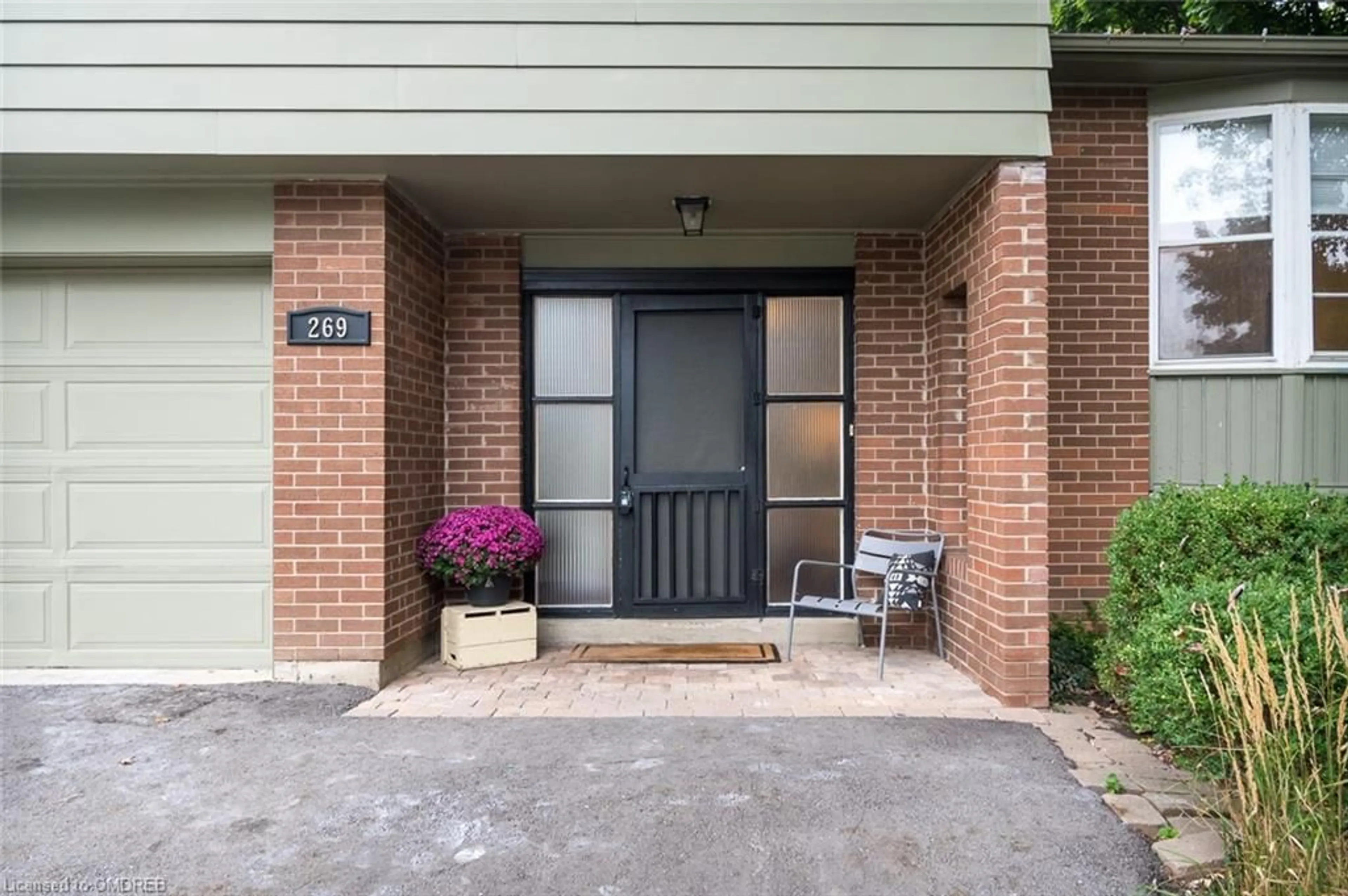 Indoor entryway for 269 Ridge Dr, Milton Ontario L9T 1X2