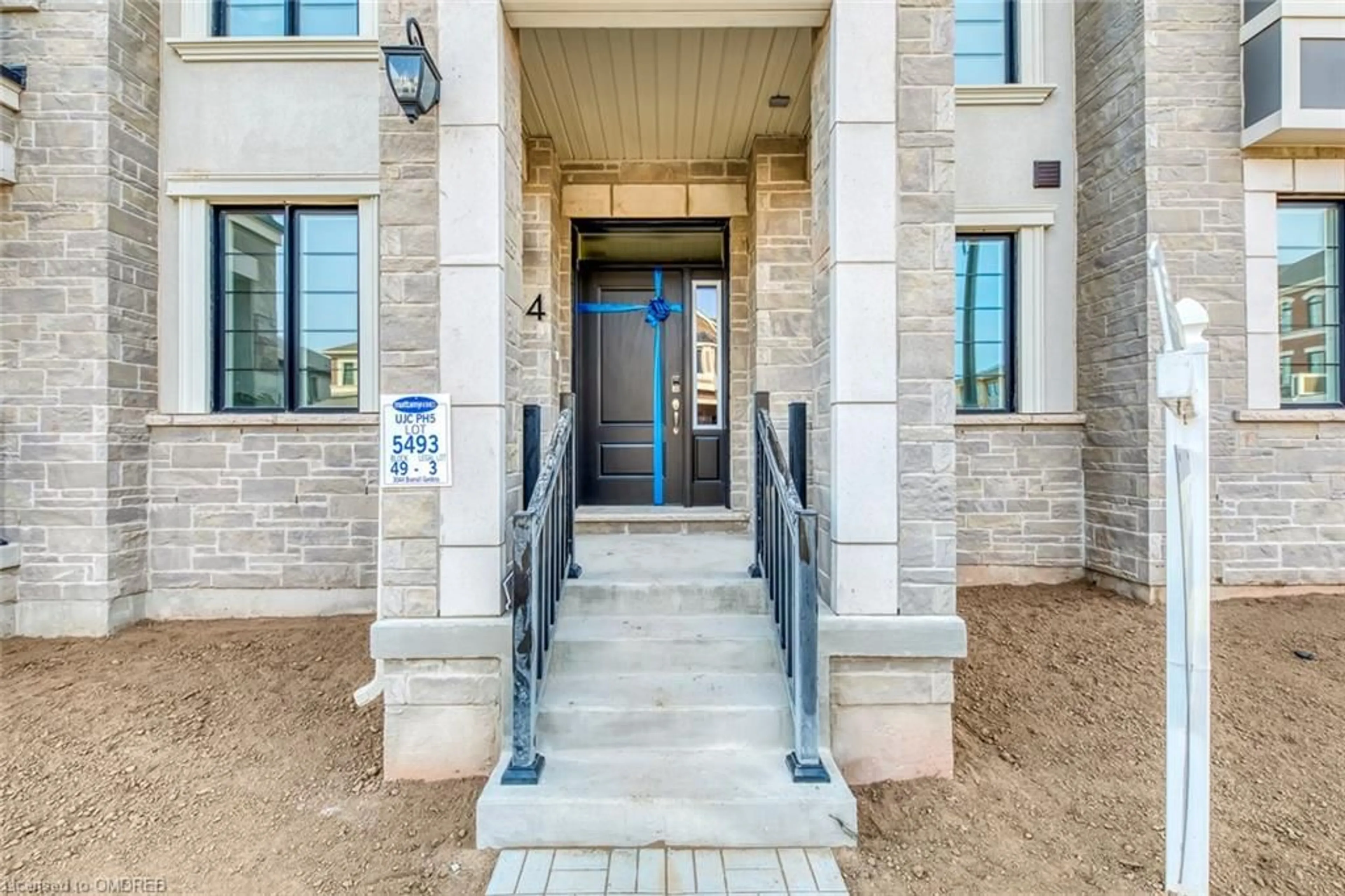 Indoor entryway, ceramic floors for 3044 Bramall Gdns, Oakville Ontario L6H 7Y2