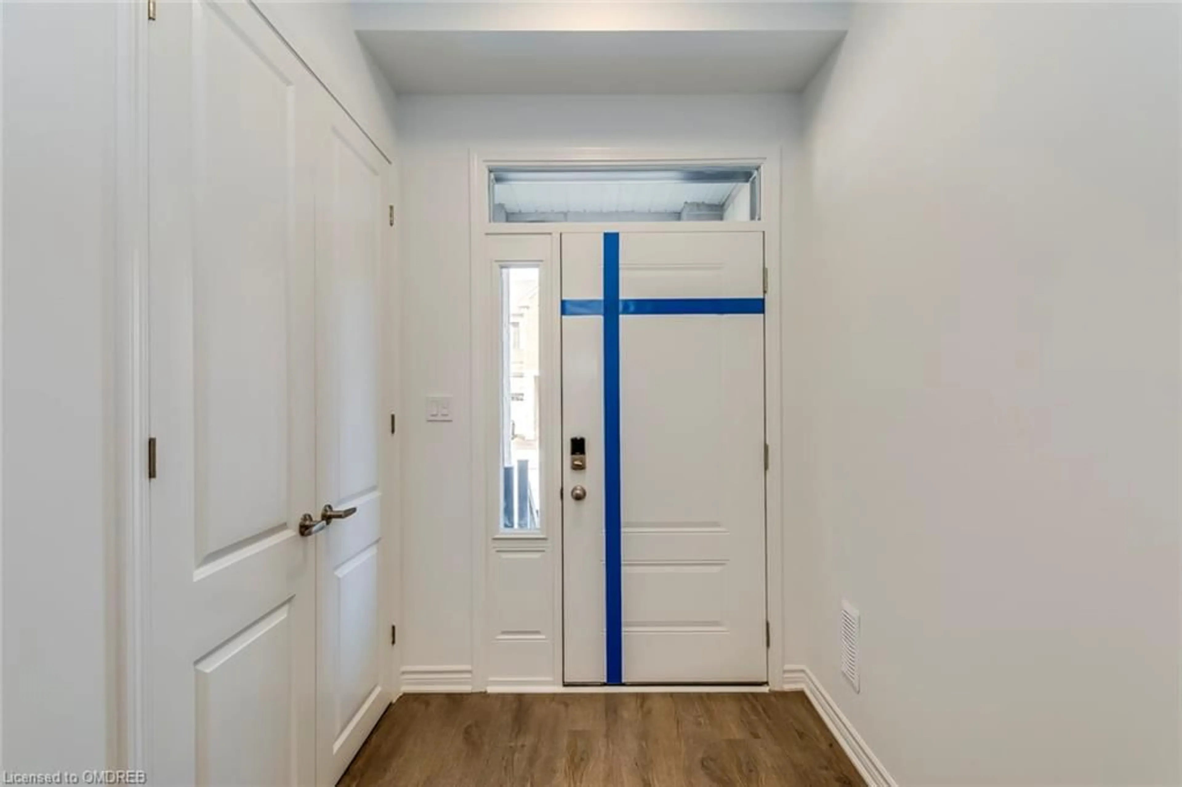 Indoor entryway, wood floors for 3044 Bramall Gdns, Oakville Ontario L6H 7Y2