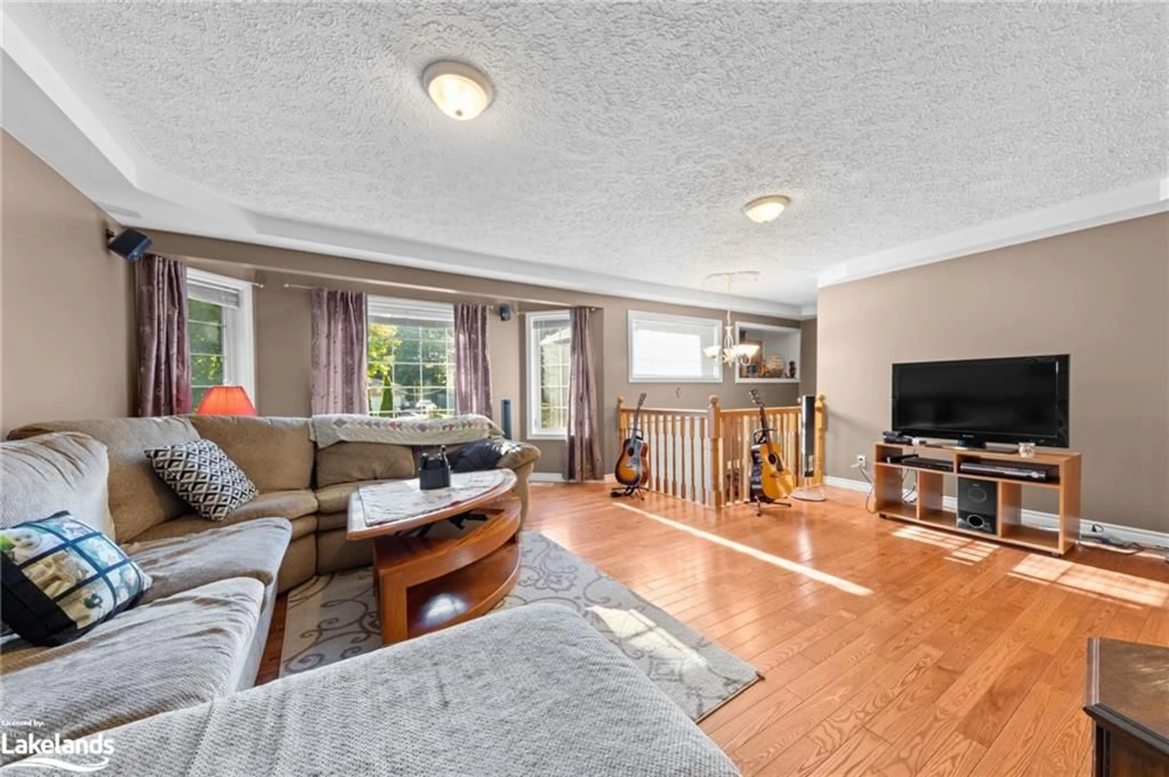 Living room, wood floors for 477 Albert St, Victoria Harbour Ontario L0K 2A0