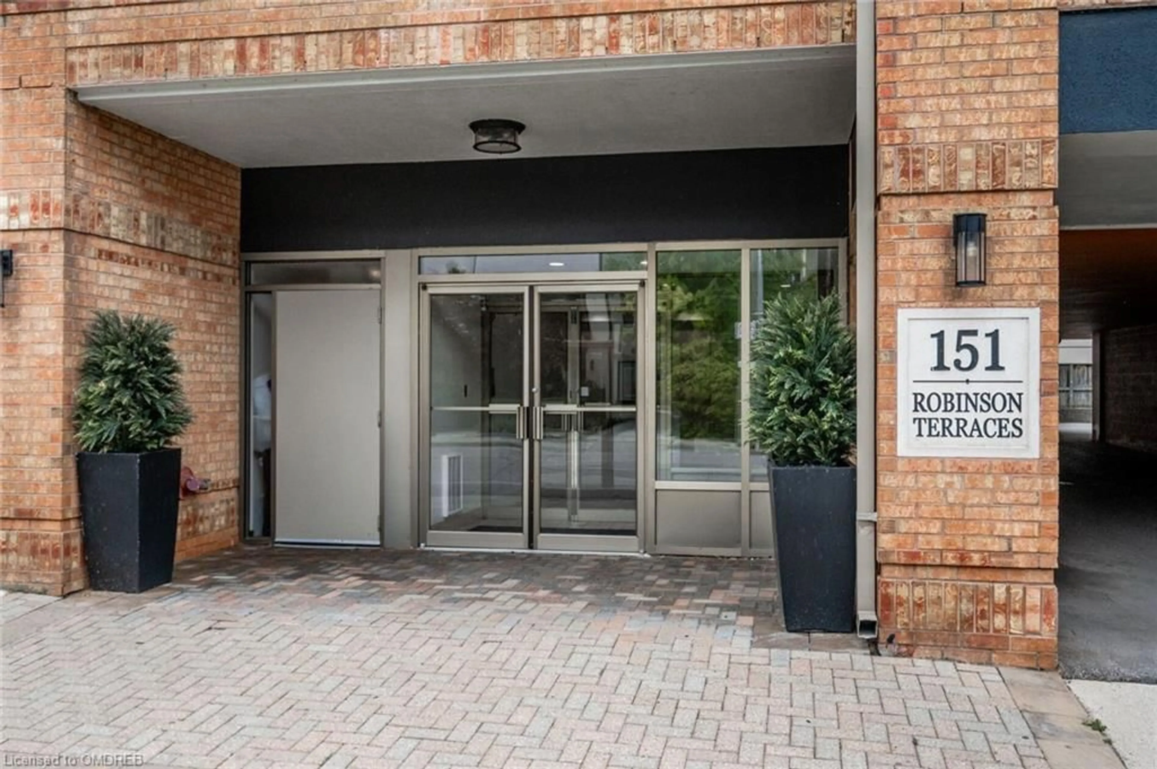 Indoor foyer for 151 Robinson St #401, Oakville Ontario L6J 7N3