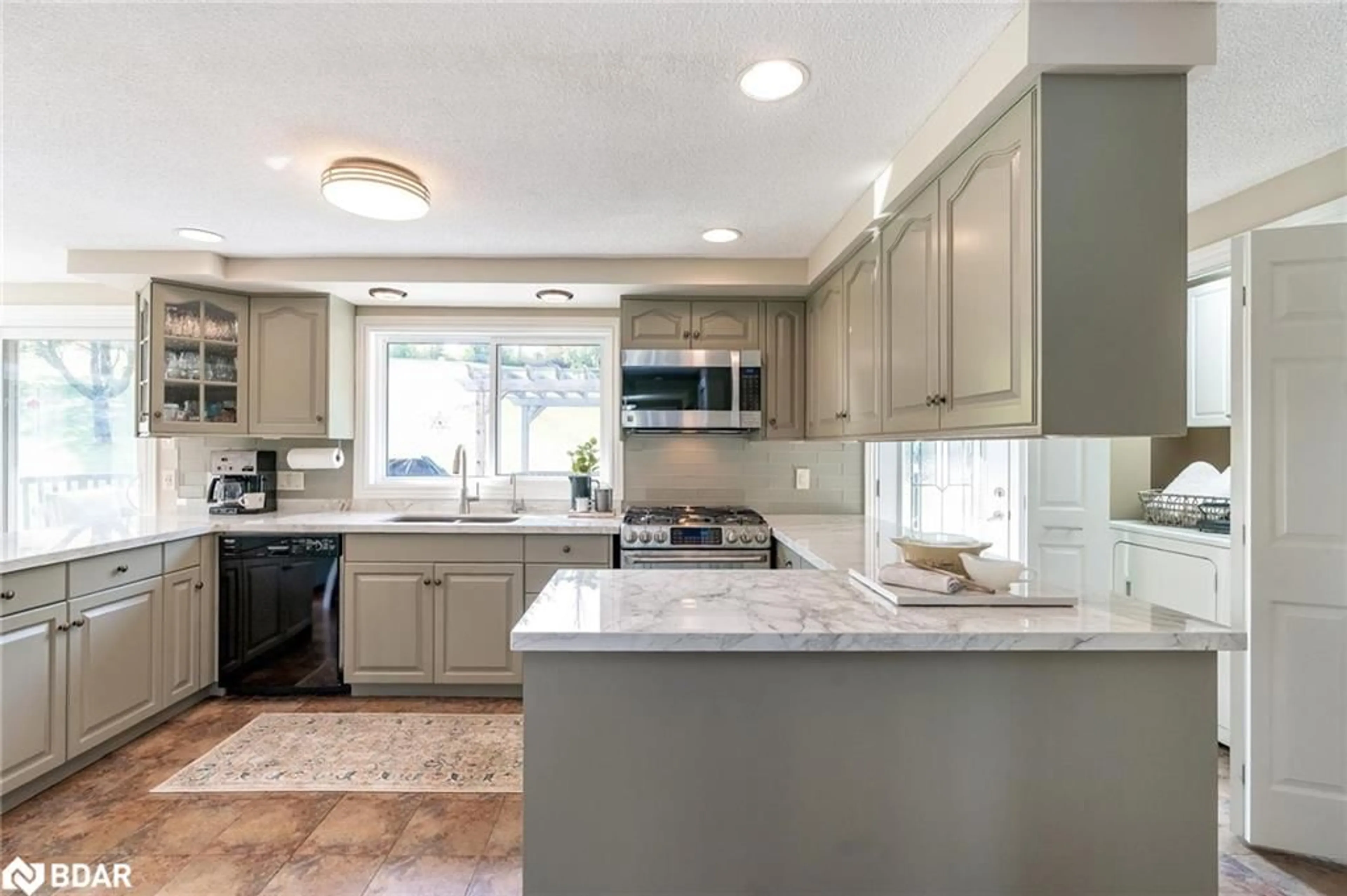 Open concept kitchen for 5827 7th Line, New Tecumseth Ontario L0G 1A0