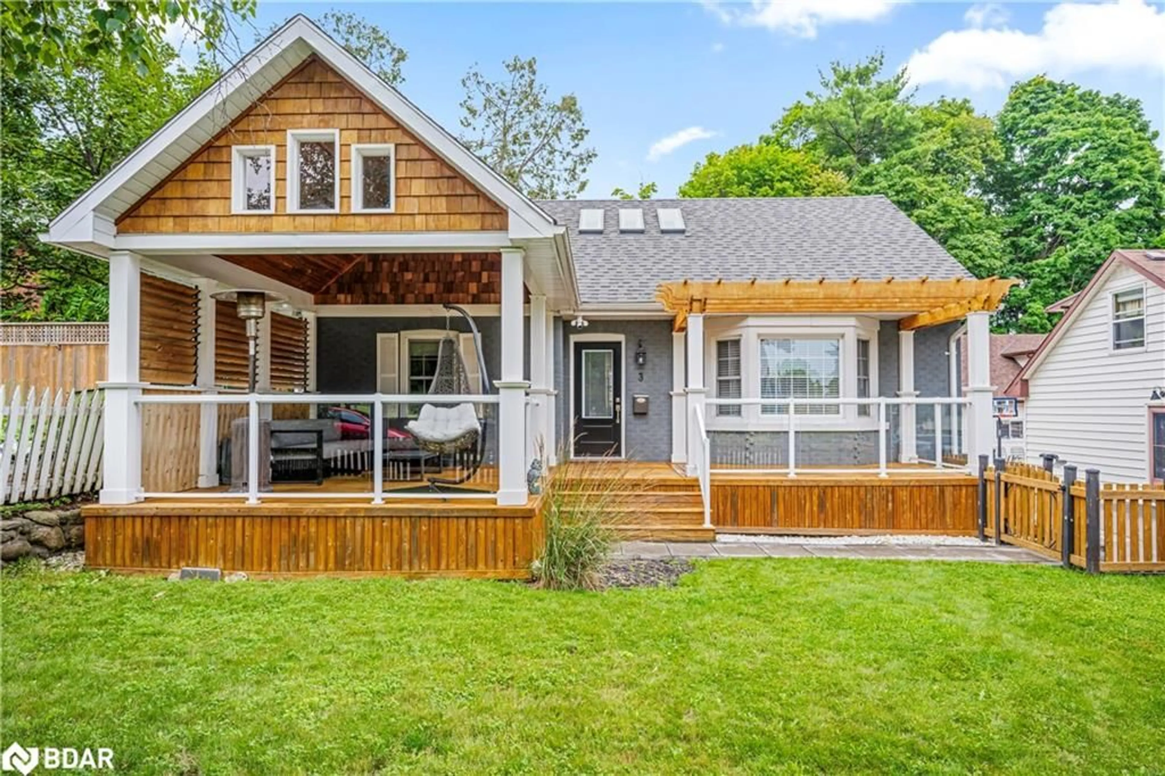 Cottage for 3 St Vincent Sq, Barrie Ontario L4M 3Y1