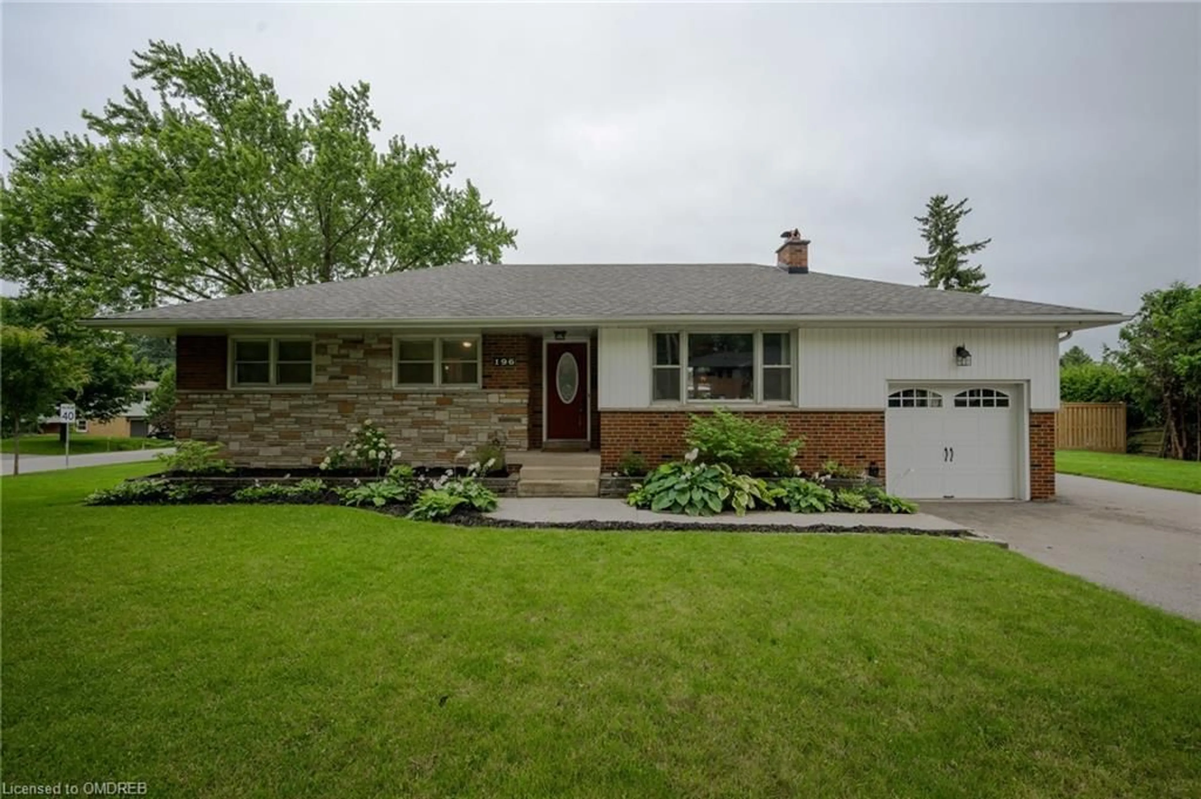 Home with brick exterior material for 196 Grove Park Dr, Burlington Ontario L7T 2H3