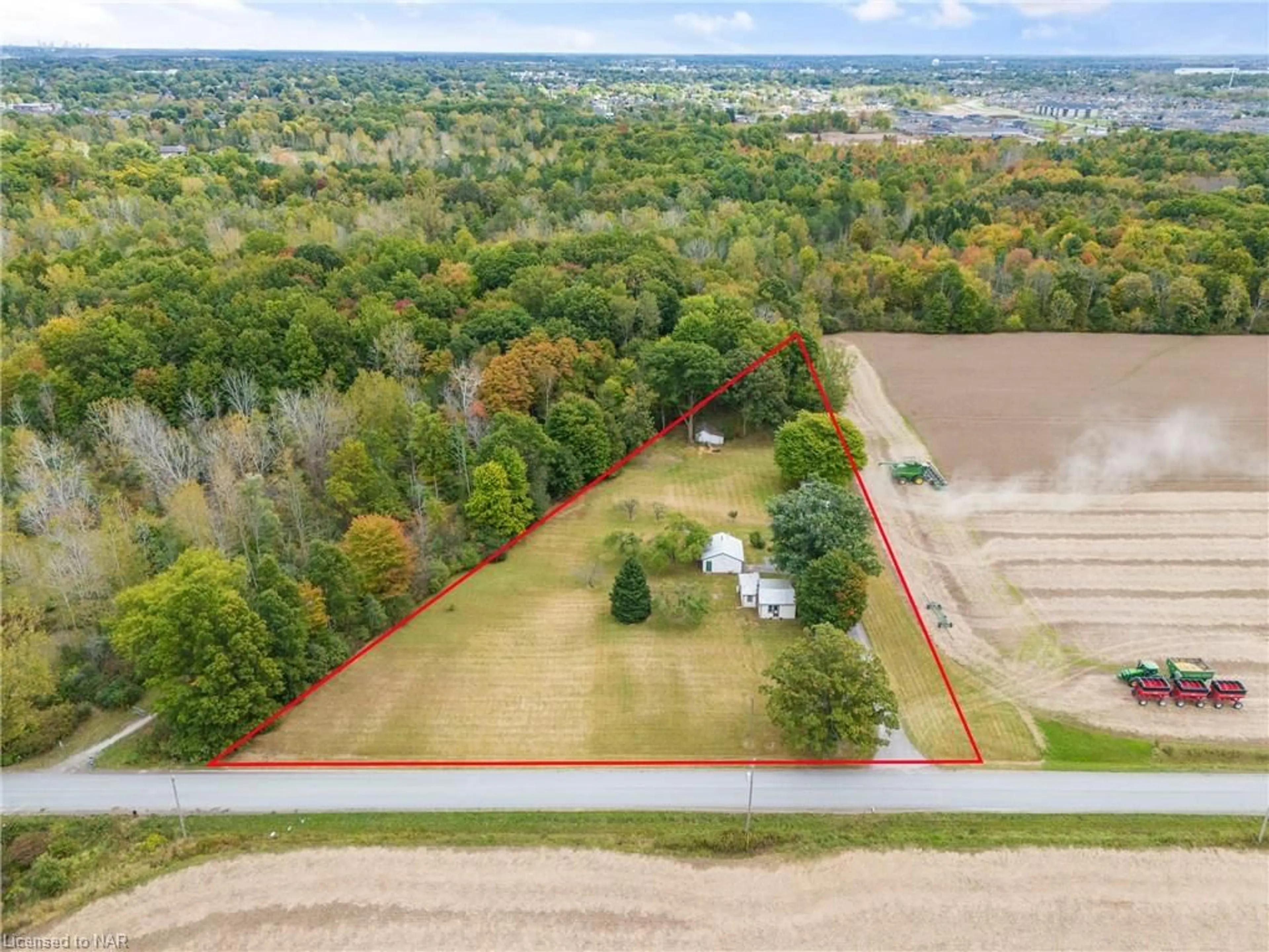 A pic from exterior of the house or condo, the fenced backyard for 371 Pihach St, Fenwick Ontario L0S 1C0