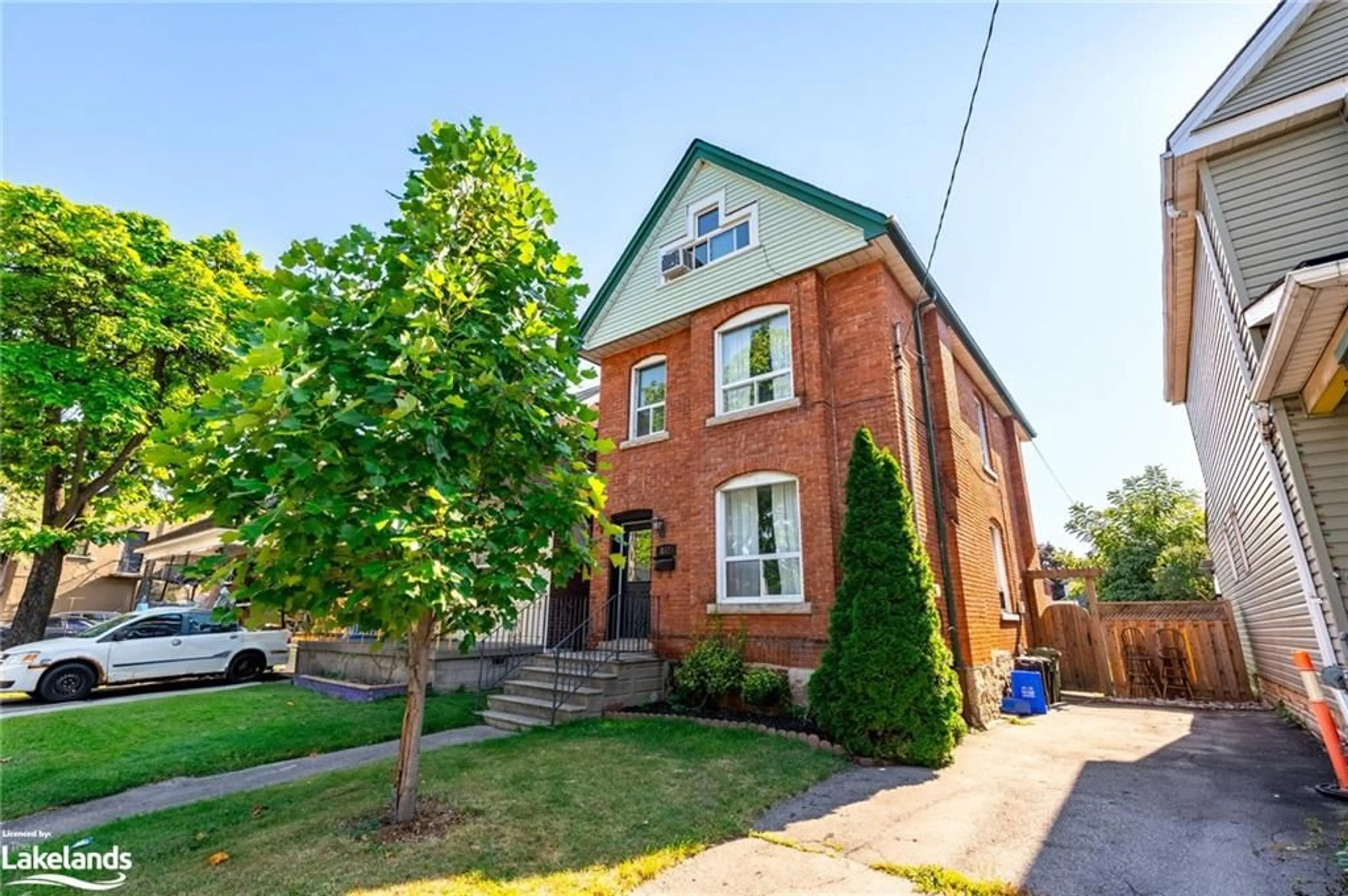 Home with brick exterior material for 162 Avondale St, Hamilton Ontario L8L 7C2