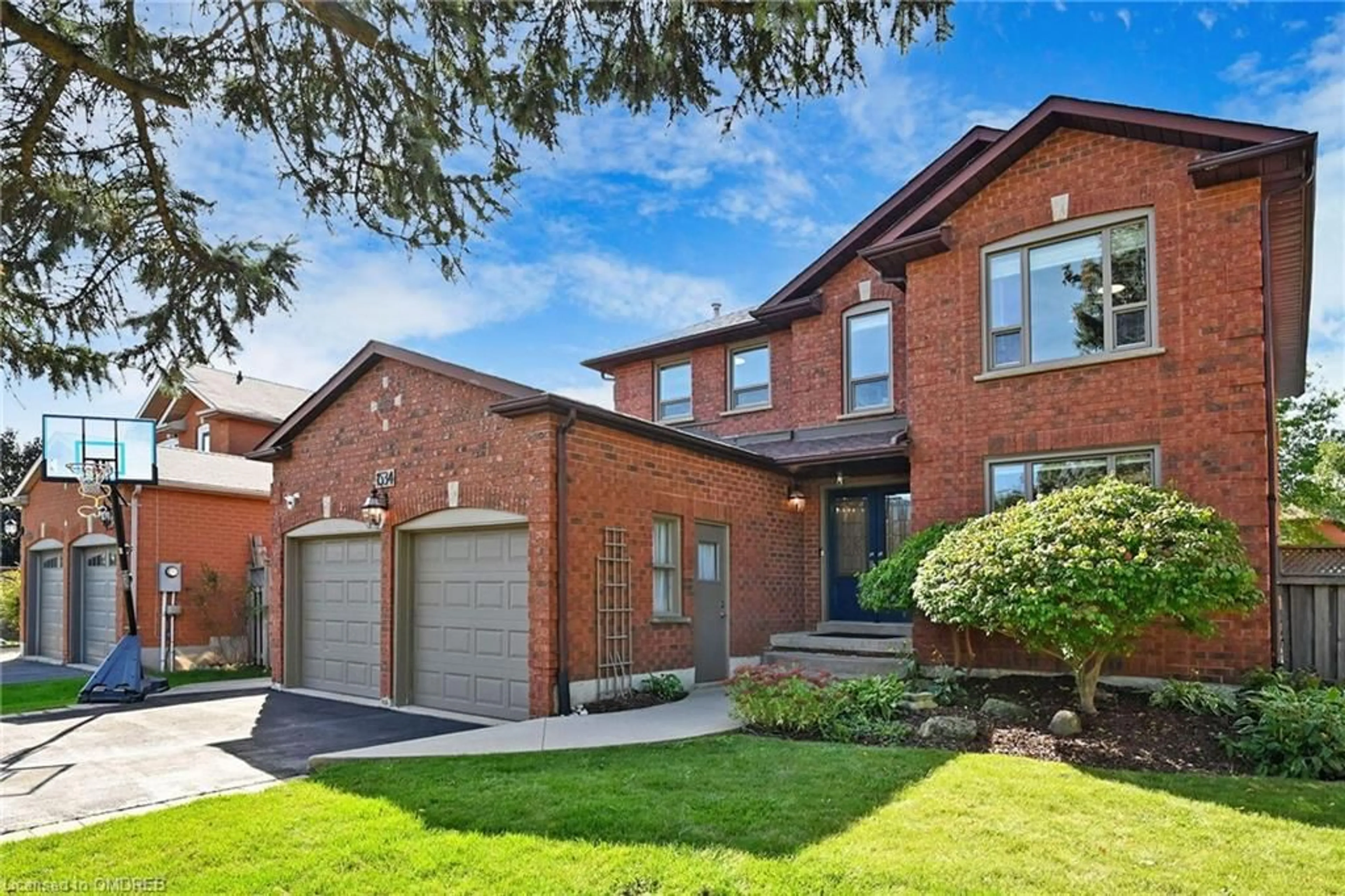 Home with brick exterior material for 1534 Heritage Way, Oakville Ontario L6M 2Z7