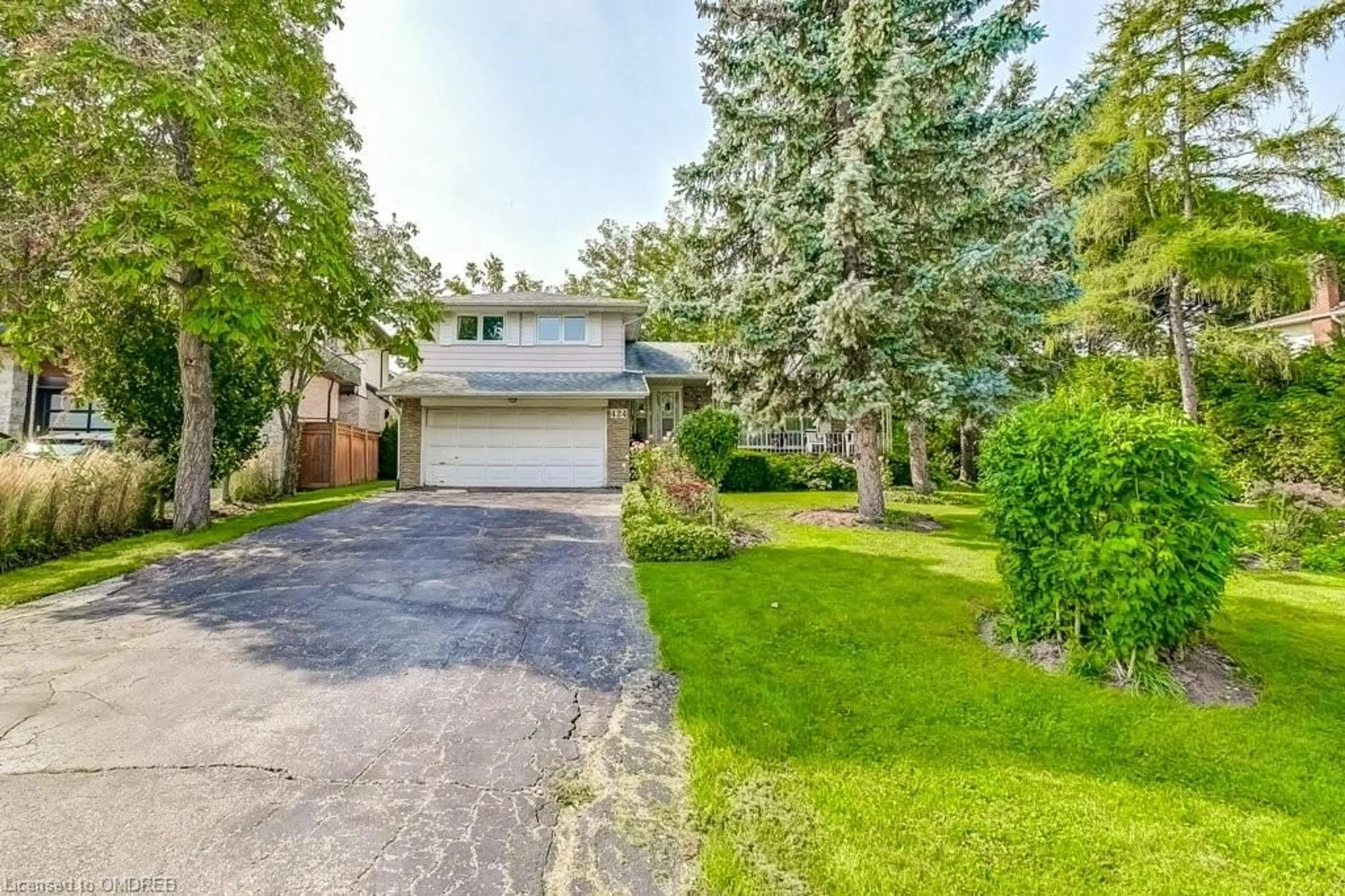 Frontside or backside of a home, the street view for 424 Donnybrook Rd, Oakville Ontario L6J 4Y3