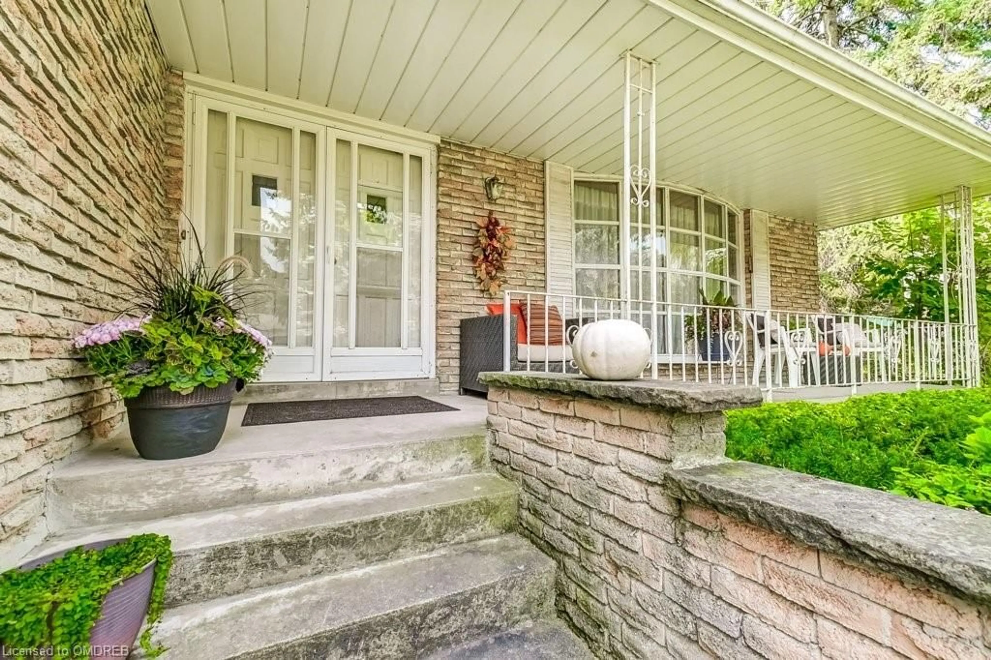 Indoor entryway, wood floors for 424 Donnybrook Rd, Oakville Ontario L6J 4Y3