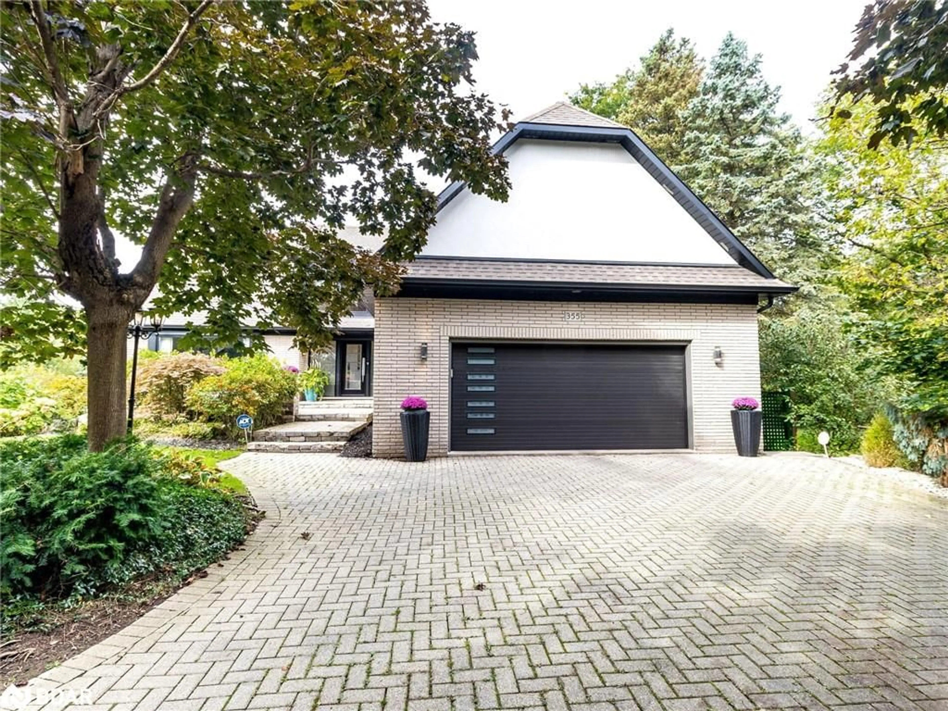 Outside view for 355 Golf Links Rd, Ancaster Ontario L9G 4G6