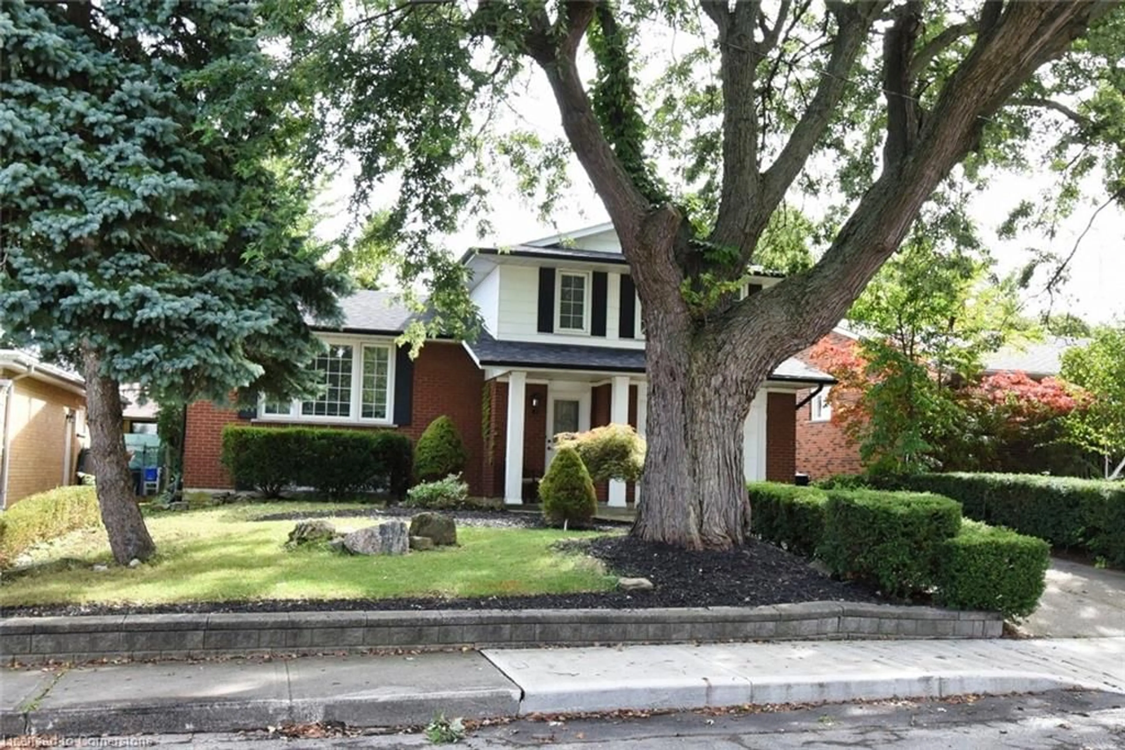 Home with brick exterior material for 41 Sarasota Ave, Hamilton Ontario L9C 3X1