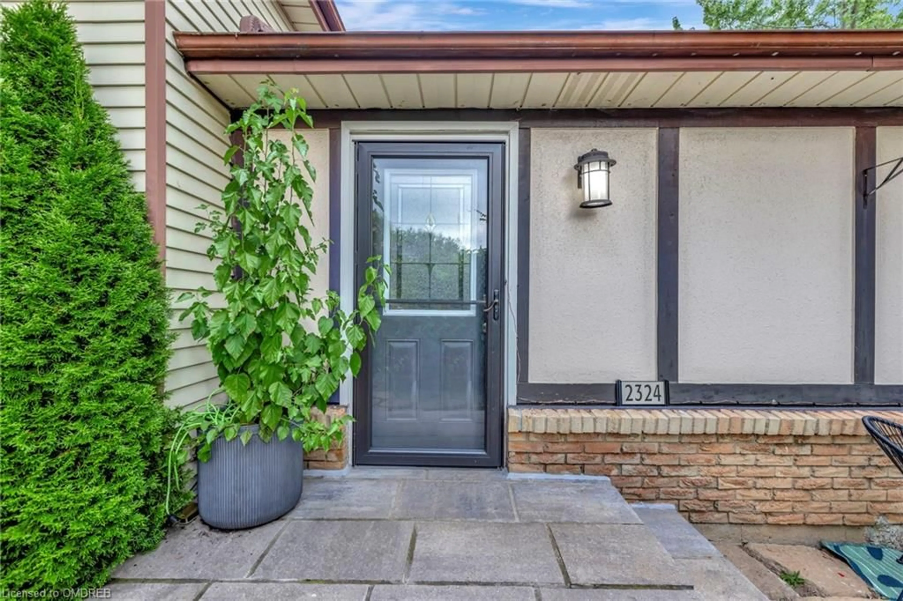 Indoor entryway, wood floors for 2324 Coldstream Dr, Burlington Ontario L7P 3T3