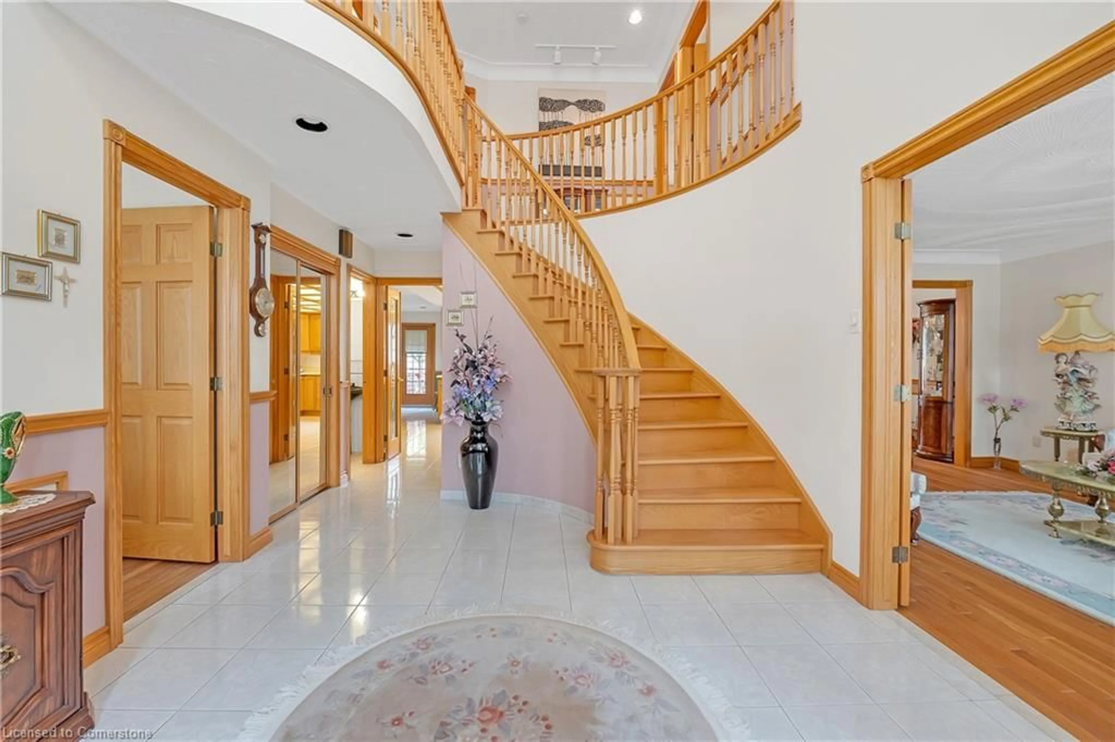 Indoor foyer, wood floors for 10 Embassy Dr, Hamilton Ontario L8T 4Z8