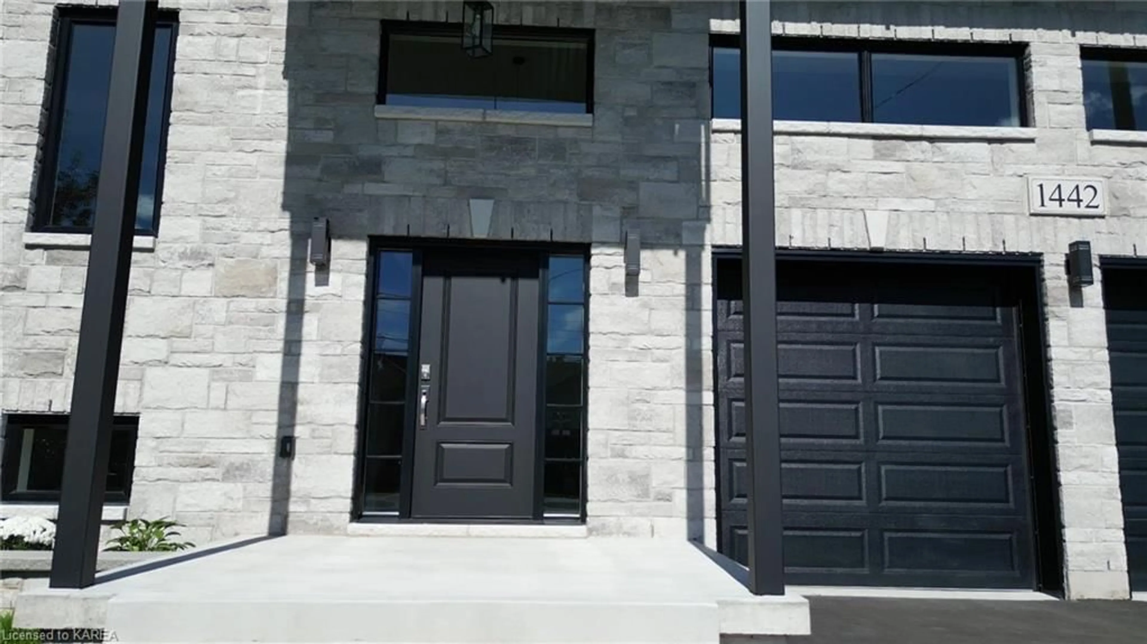 Indoor entryway, cement floor for 1442 Sproule St, Kingston Ontario K7P 2V3