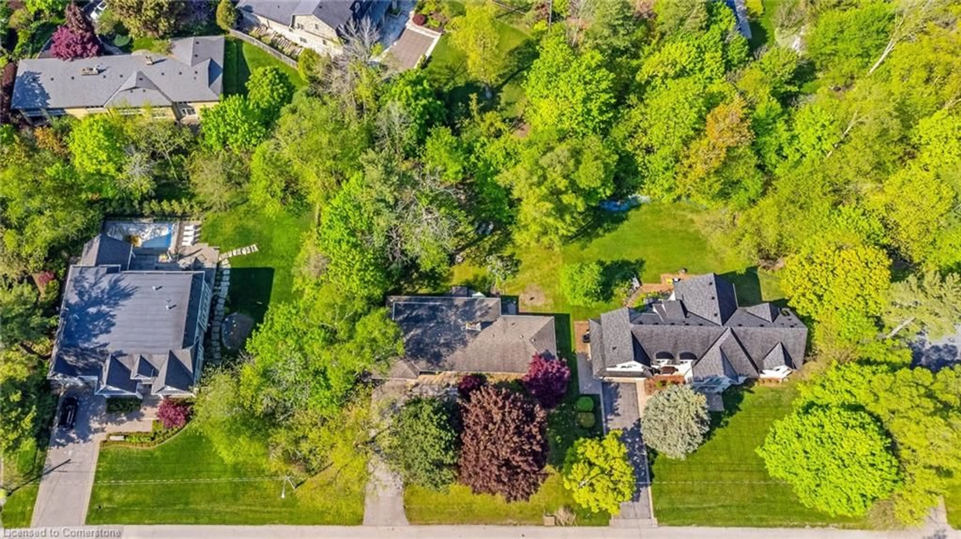 A pic from exterior of the house or condo, the fenced backyard for 262 Alscot Cres, Oakville Ontario L6J 4R4