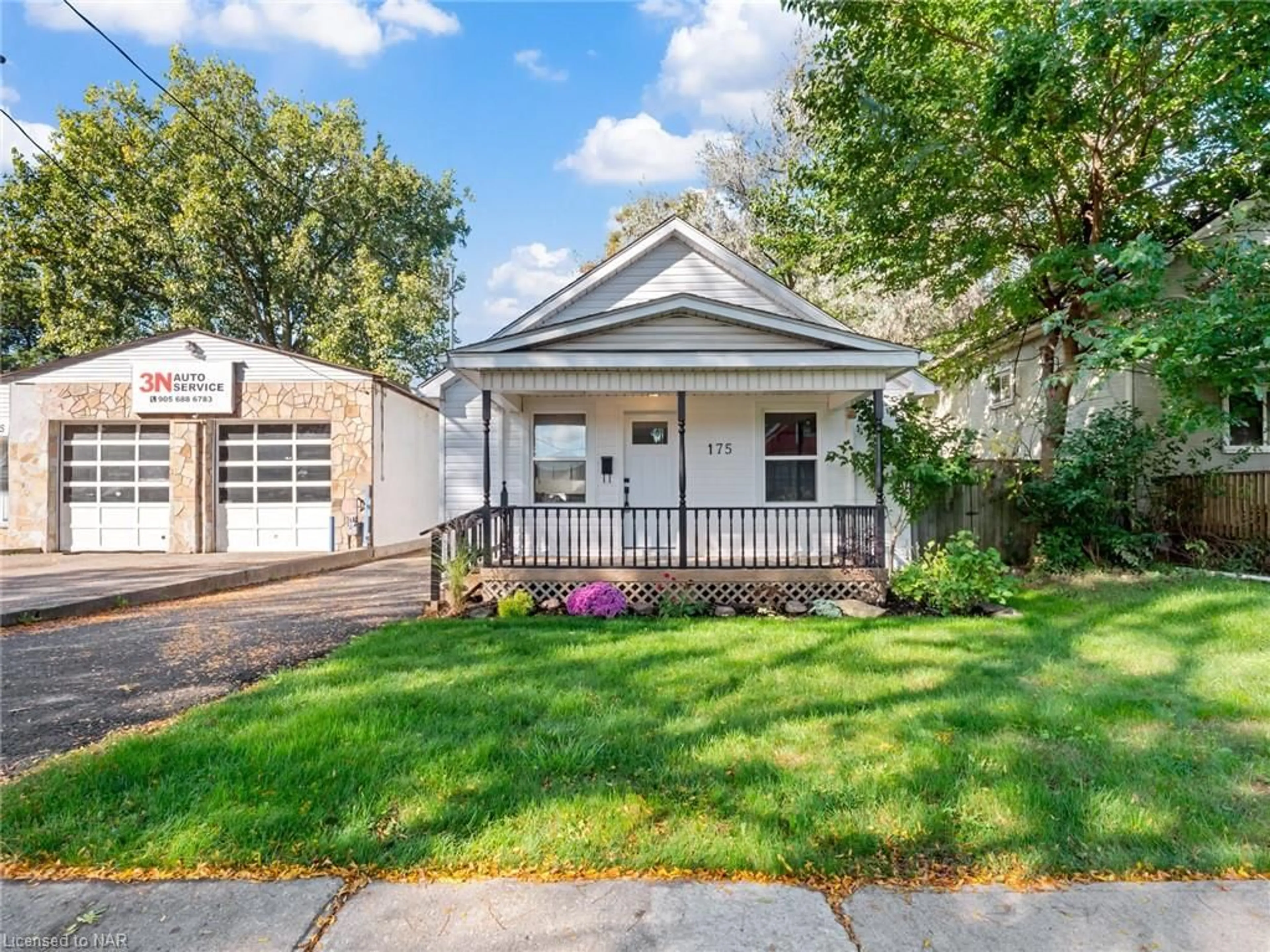 Frontside or backside of a home, cottage for 175 York St, St. Catharines Ontario L2R 6G1