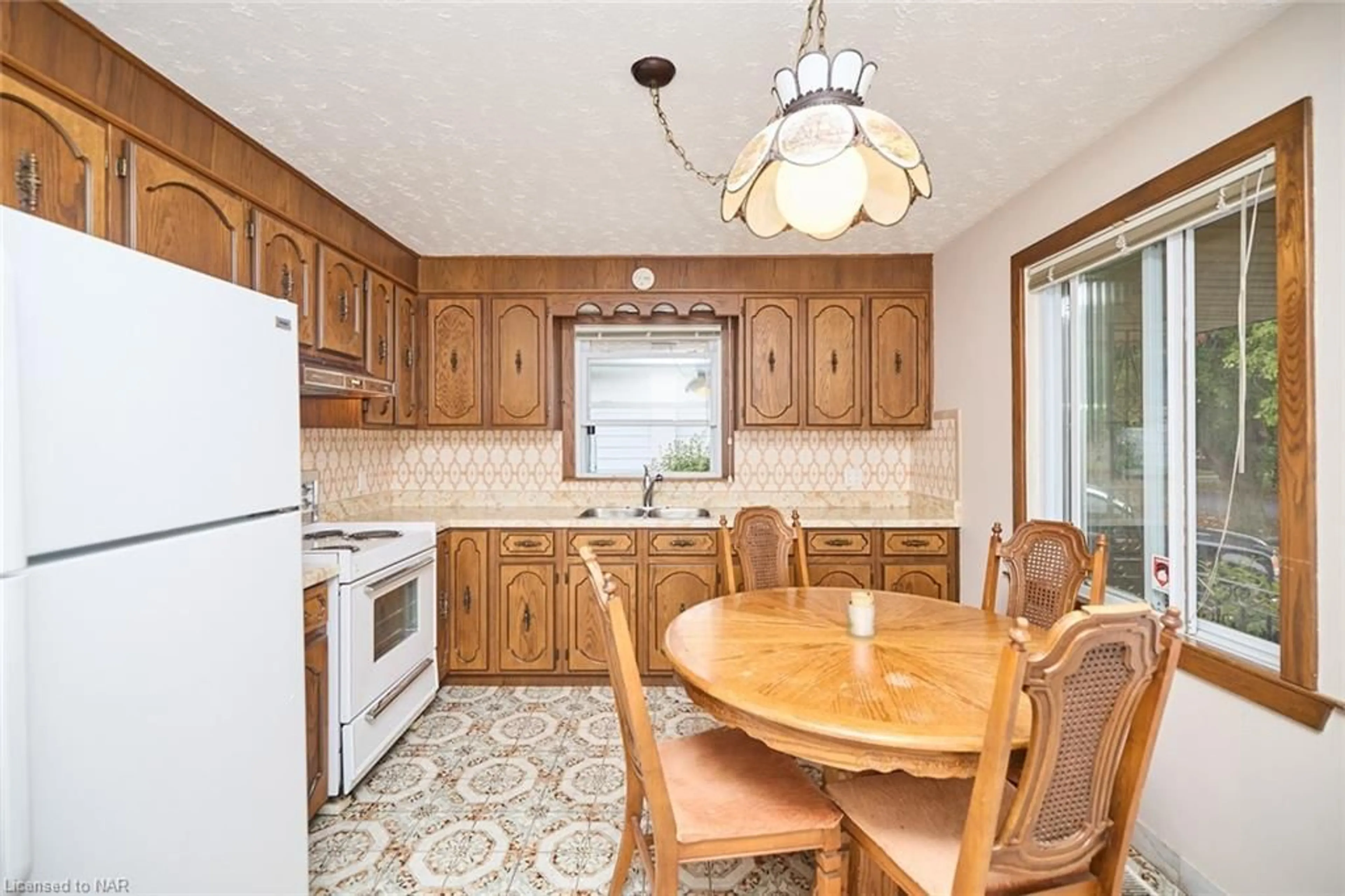 Kitchen for 20 Nello St, St. Catharines Ontario L2N 1G6