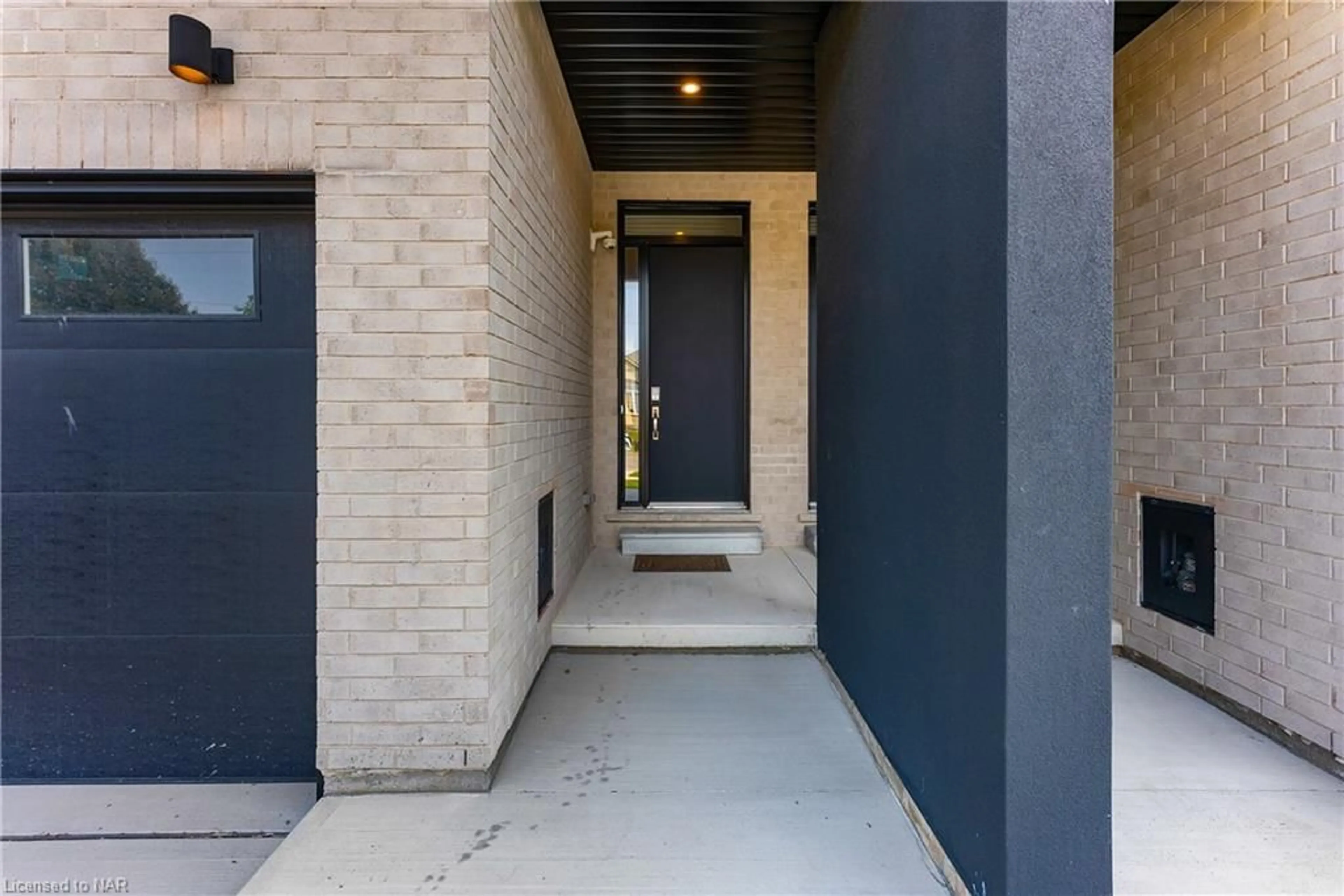 Indoor entryway, cement floor for 1030 Hansler Road, Welland Ontario L3C 7H7