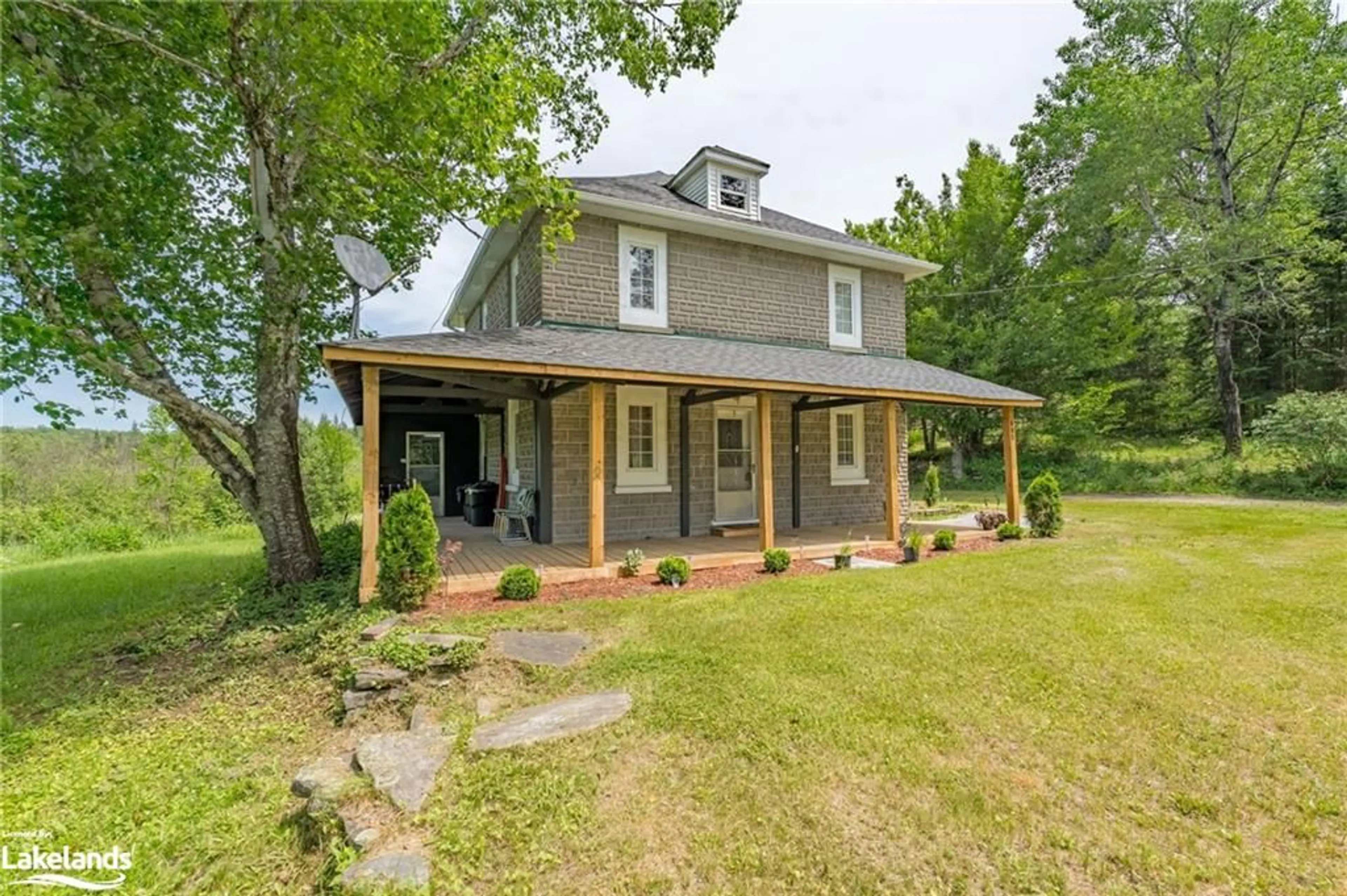 Frontside or backside of a home, cottage for 905 Starratt Rd, Burk's Falls Ontario P0A 1C0