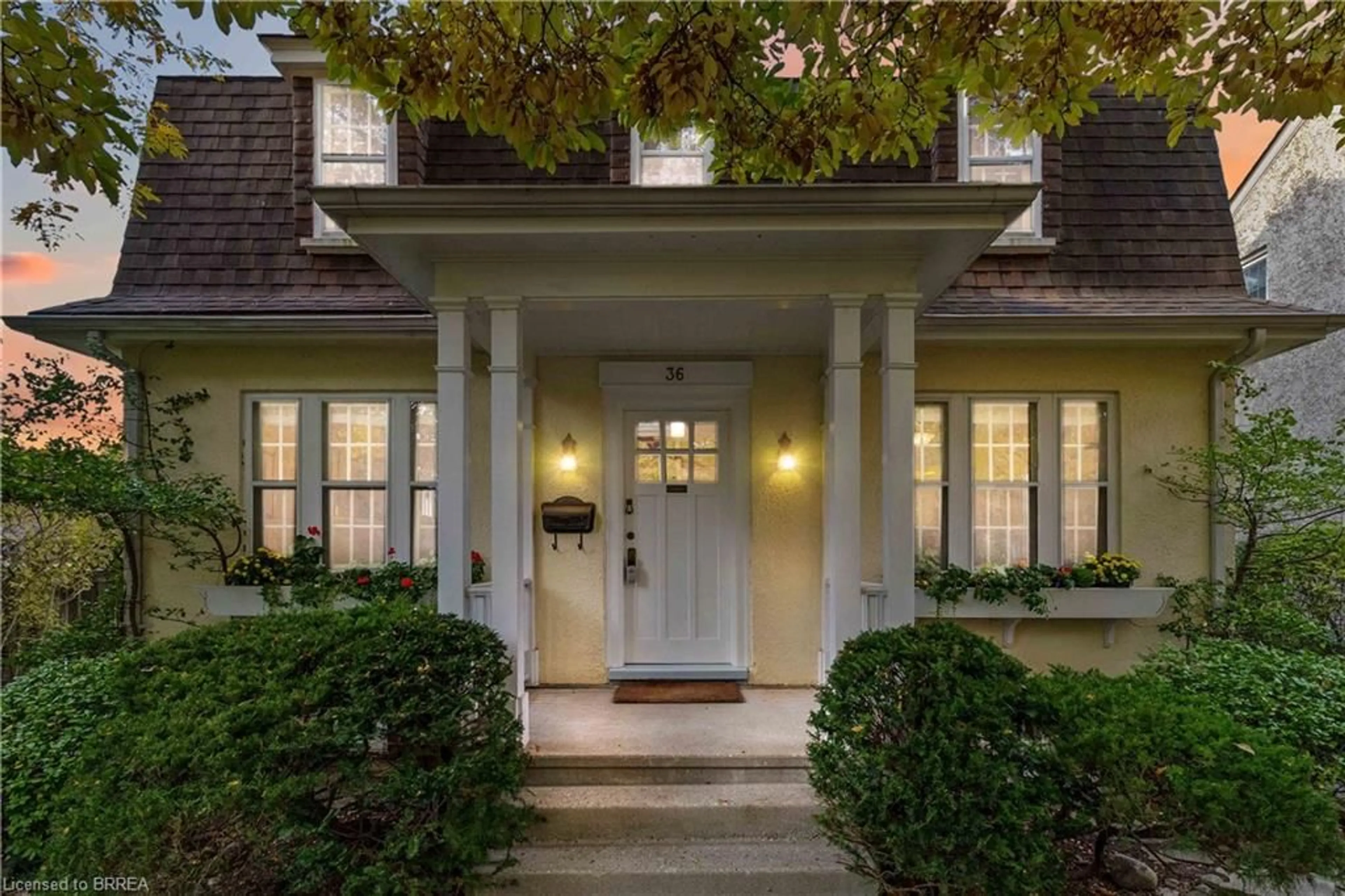 Indoor entryway, wood floors for 36 Lincoln Ave, Brantford Ontario N3T 4S7