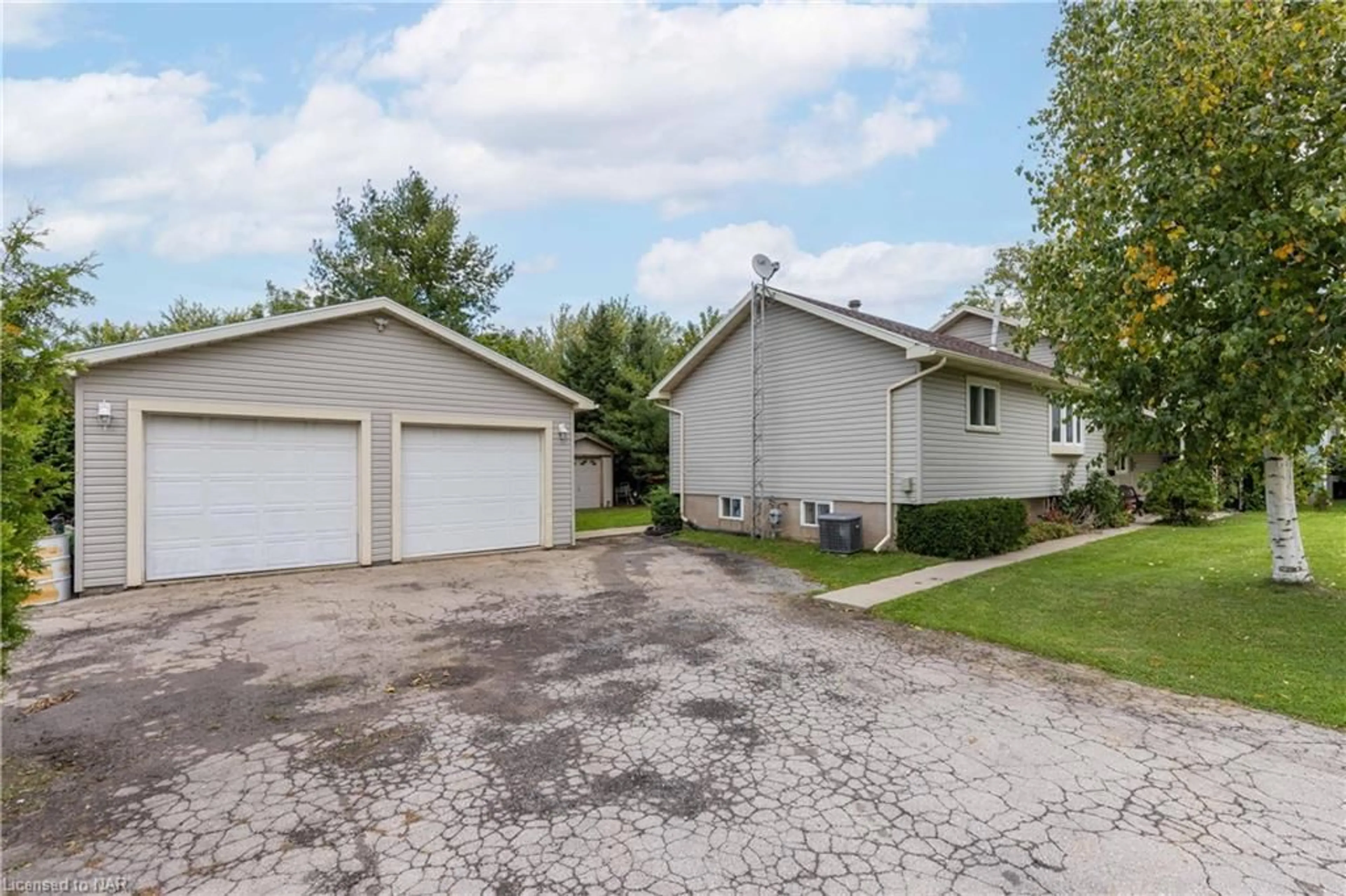 Frontside or backside of a home, cottage for 8115 Beaverdams Rd, Niagara Falls Ontario L2H 1R9