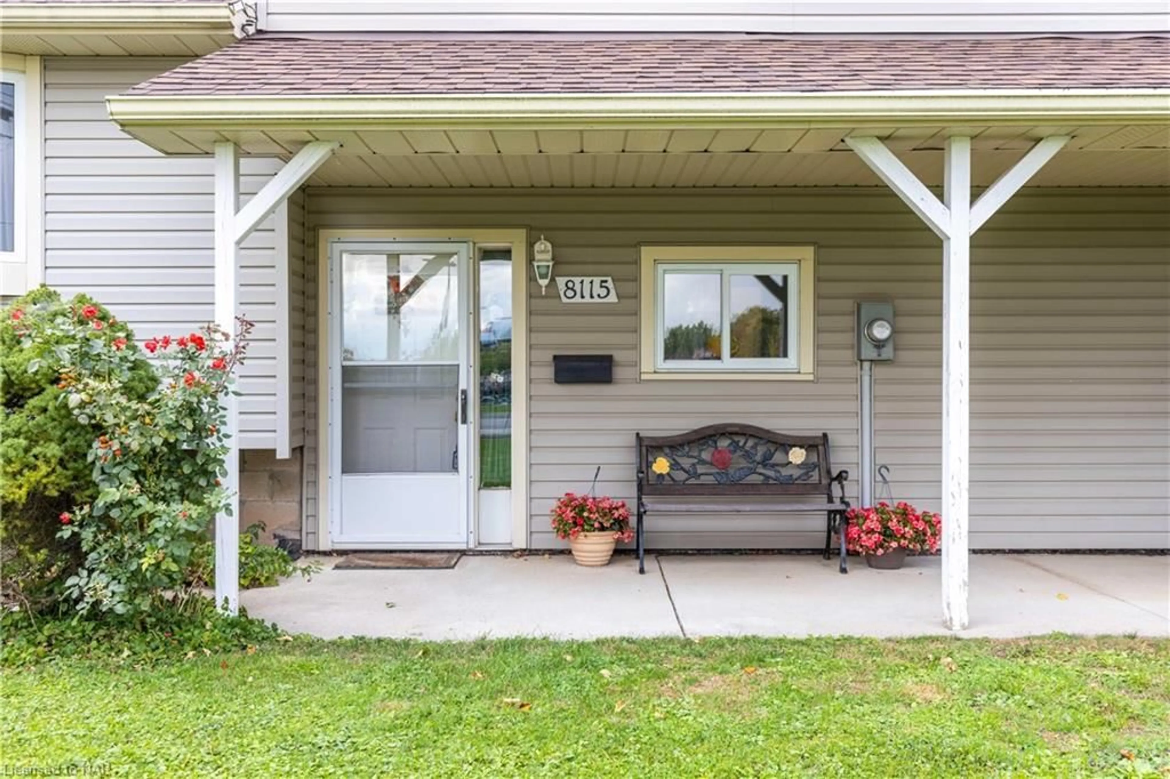 Patio, cottage for 8115 Beaverdams Rd, Niagara Falls Ontario L2H 1R9