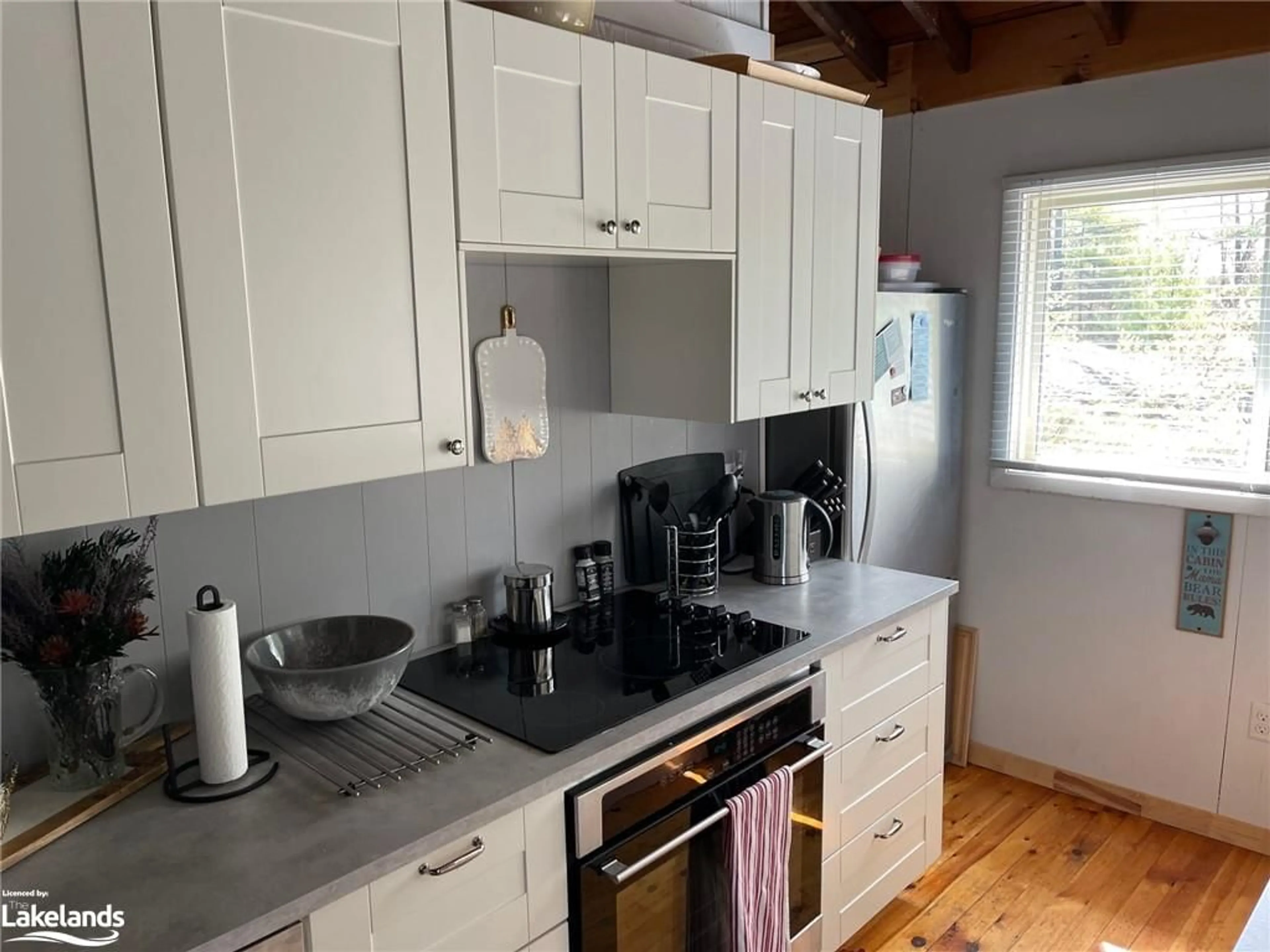 Standard kitchen, wood floors, cottage for 1260 Georgian Bay Island, Pointe au Baril Ontario P0G 1K0