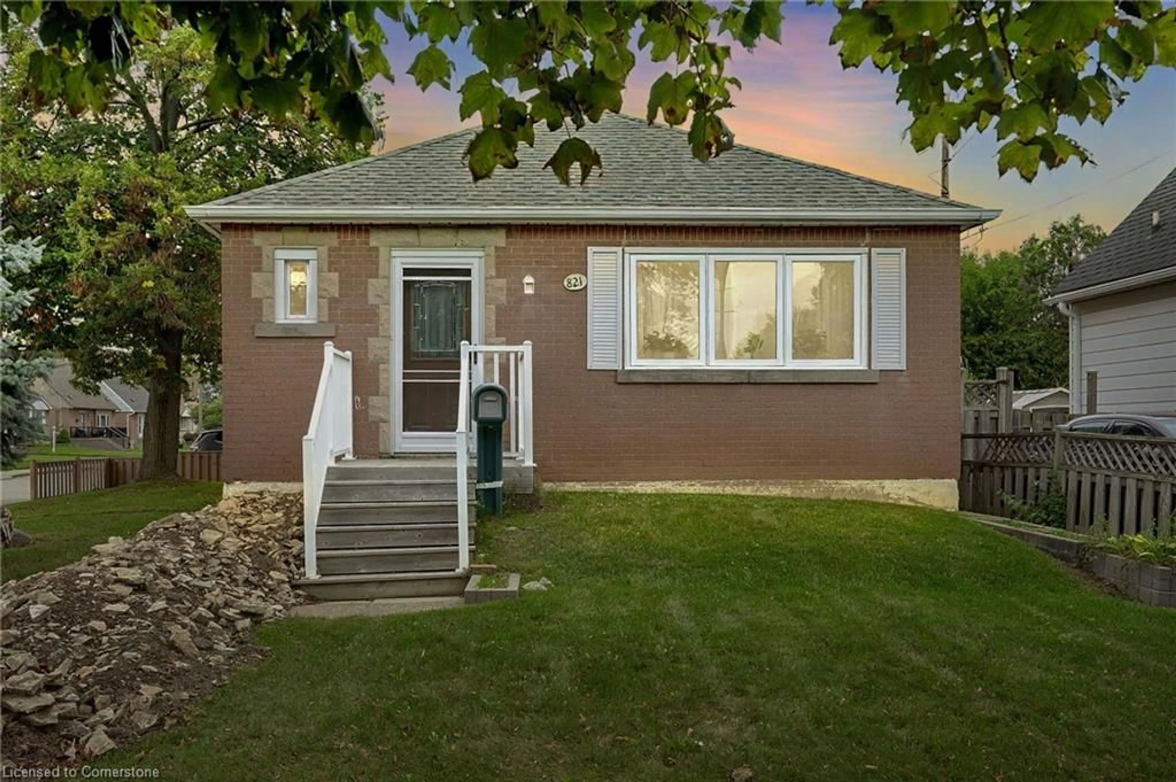 Frontside or backside of a home for 821 Brucedale Ave, Hamilton Ontario L8T 1L2