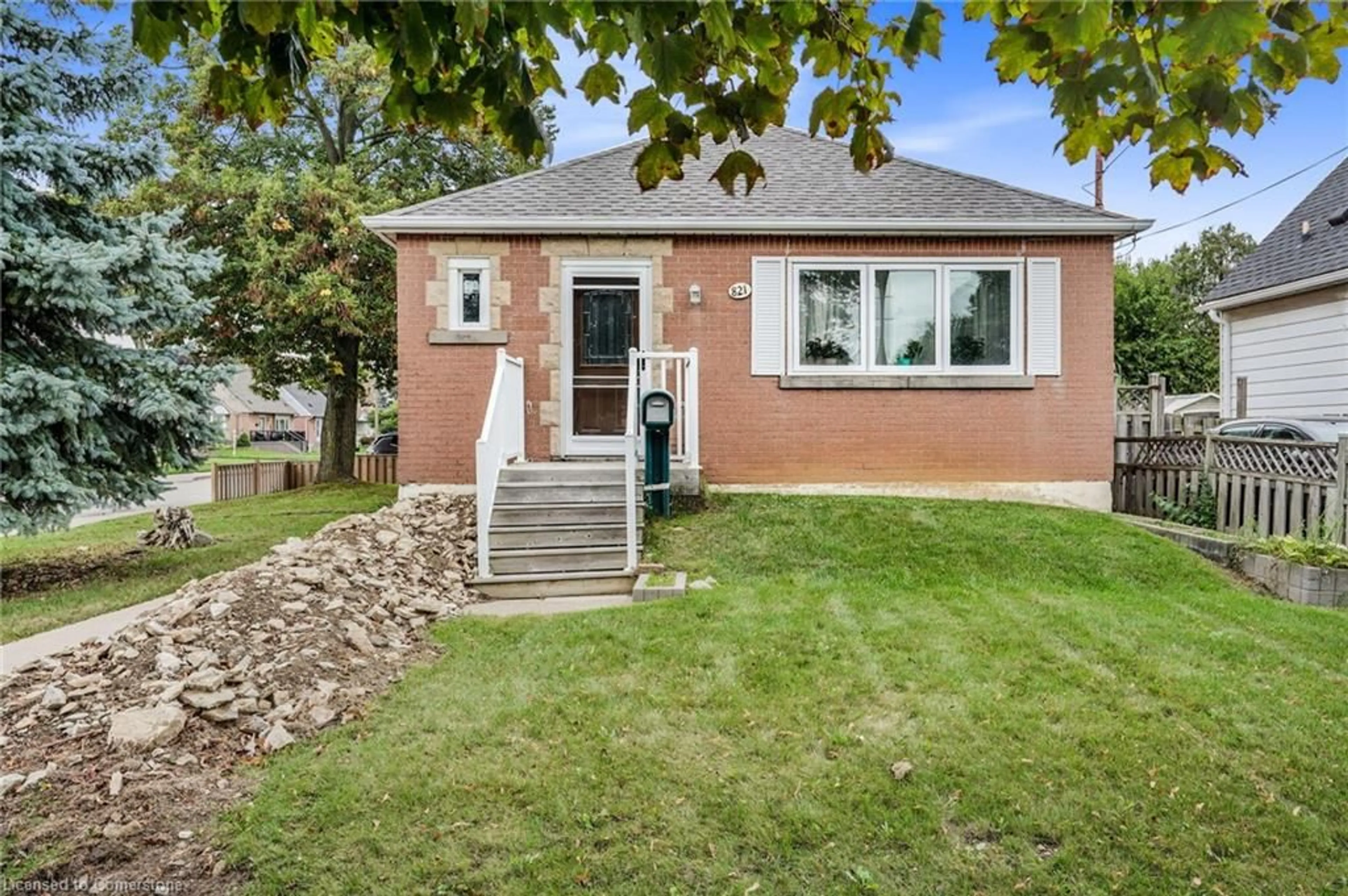 Outside view for 821 Brucedale Ave, Hamilton Ontario L8T 1L2