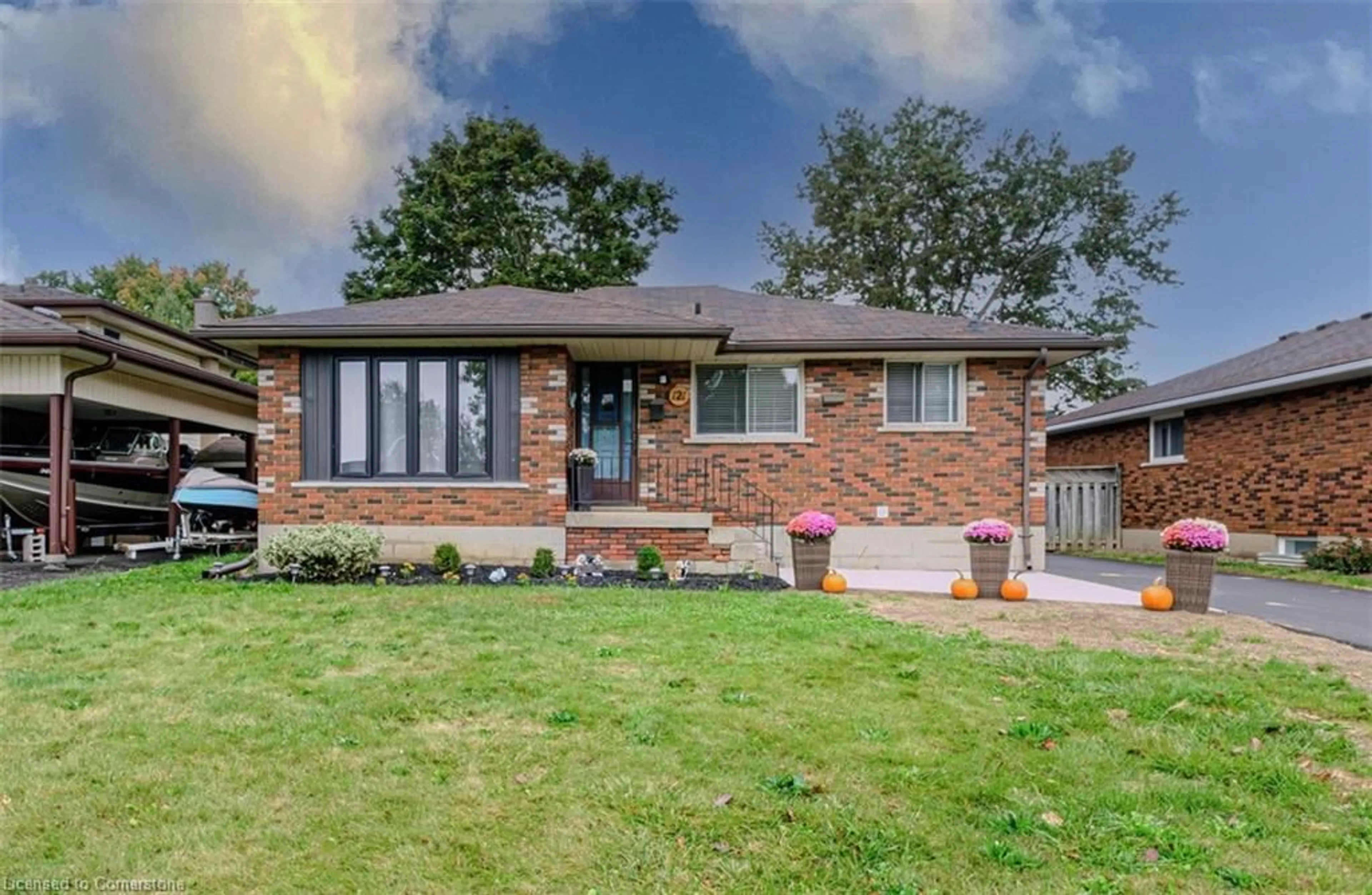 Home with brick exterior material for 121 Evelyn St, Brantford Ontario N3R 3H4