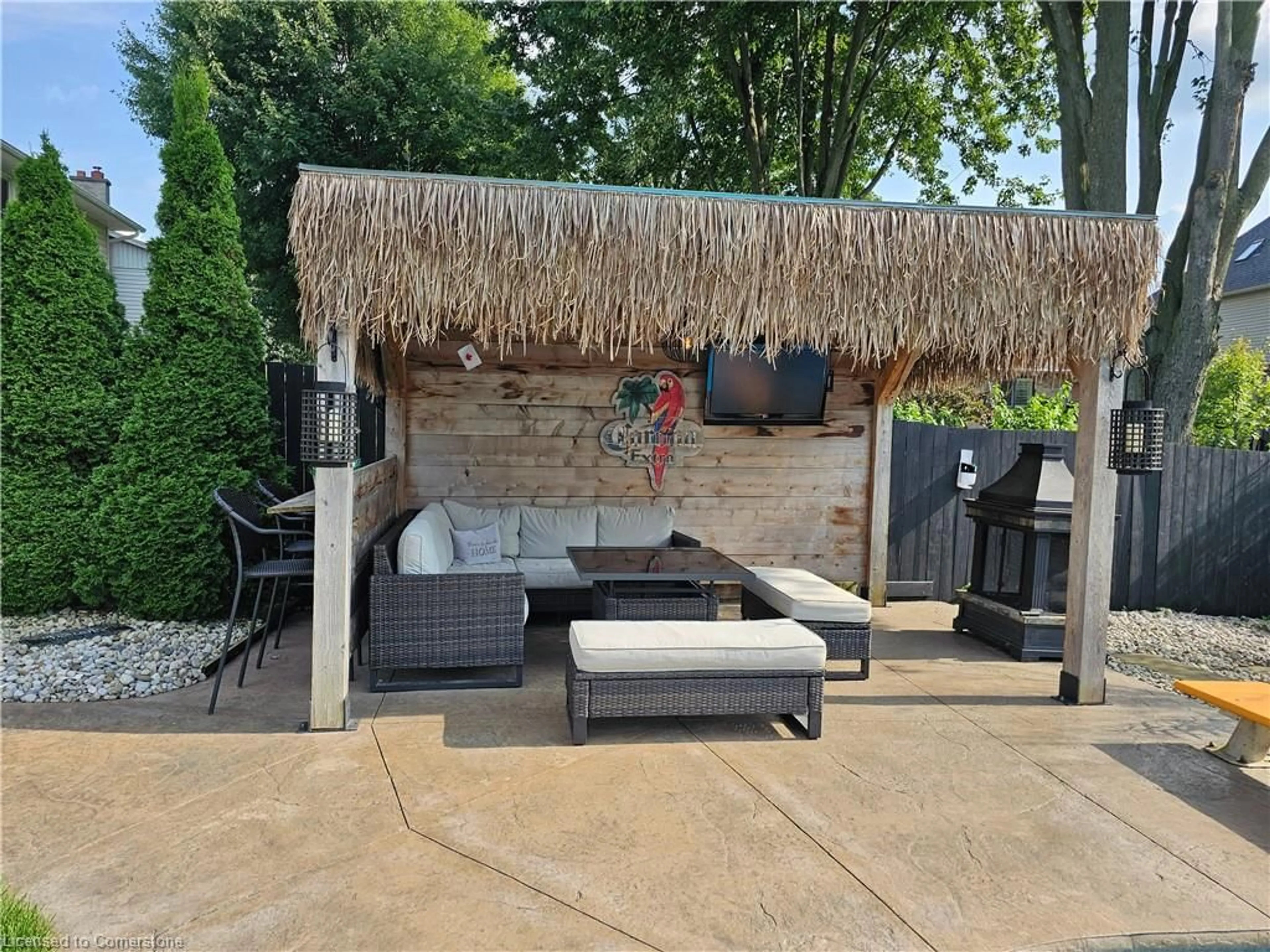 Patio for 927 Farnham Rd, London Ontario N6K 1S2