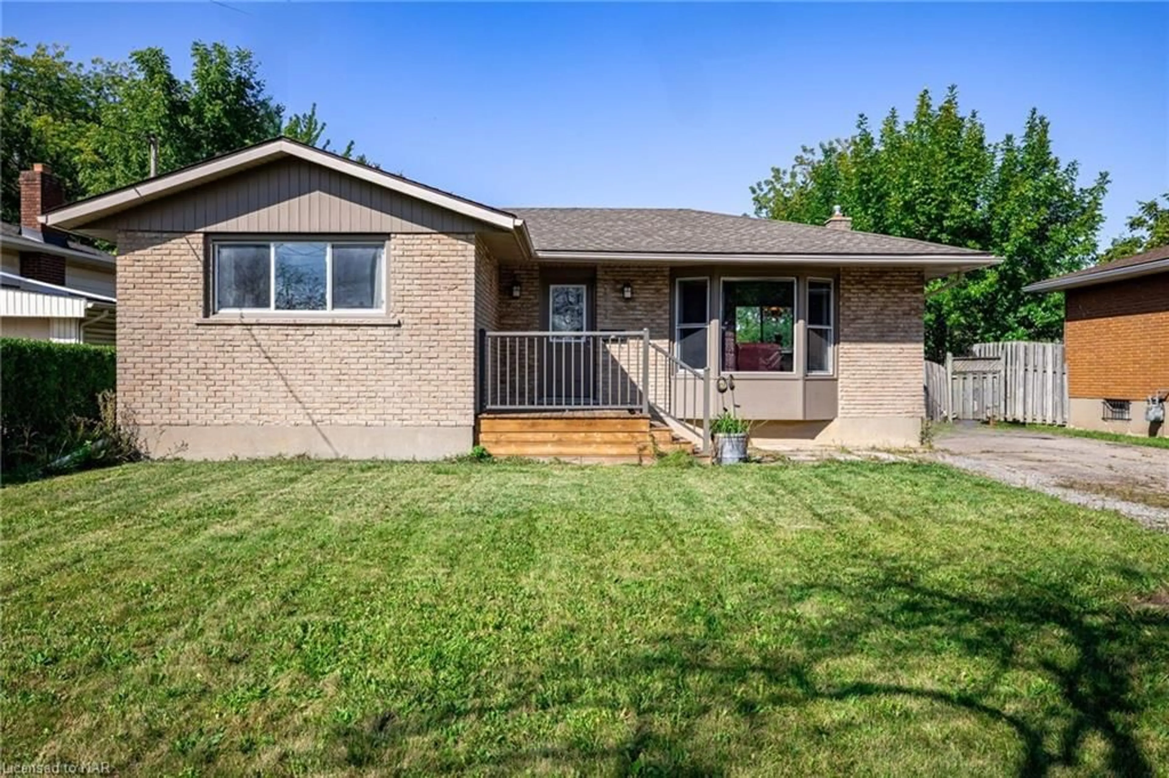 Frontside or backside of a home, cottage for 11 Rendale Ave, St. Catharines Ontario L2M 6E9