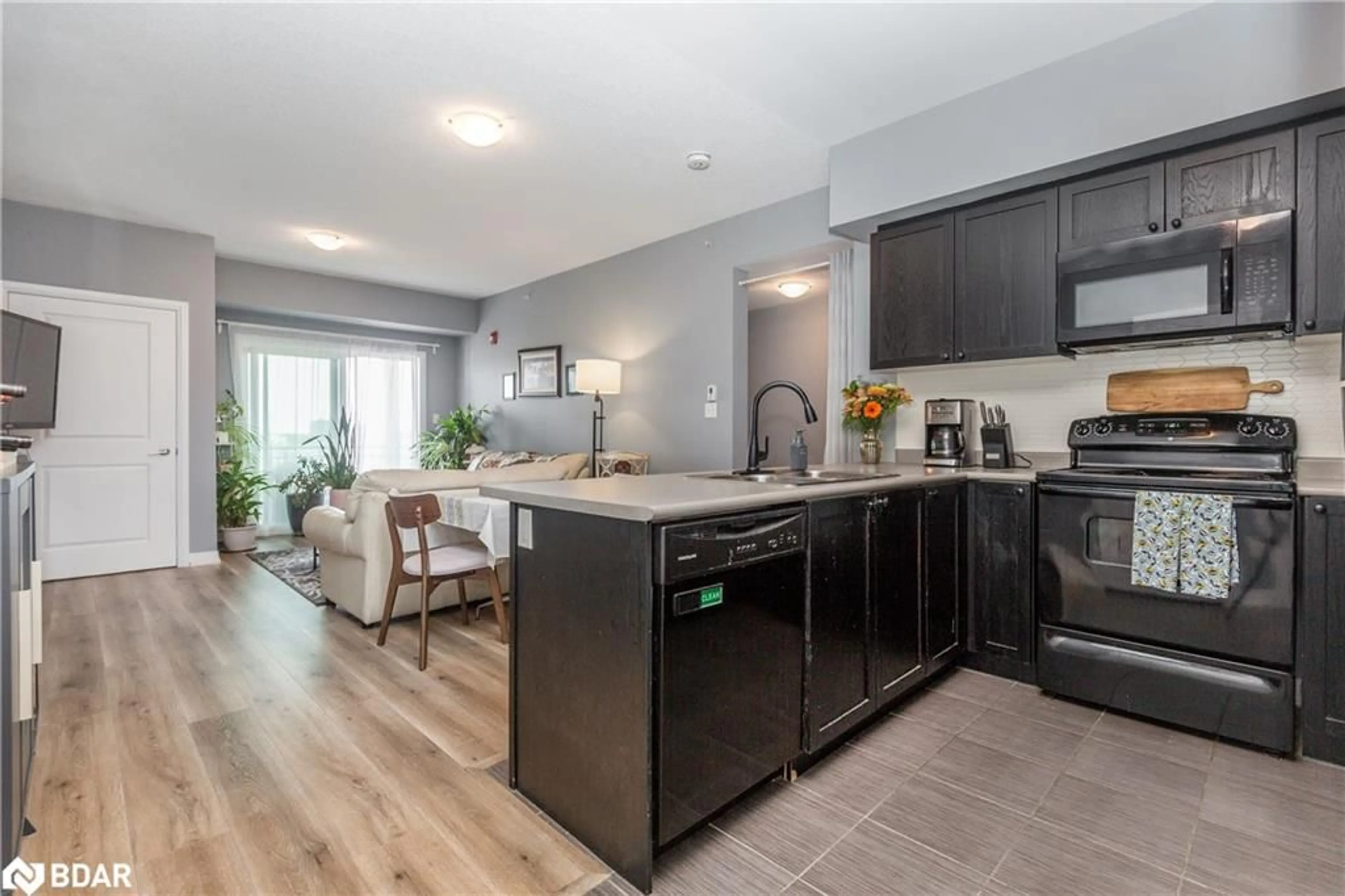 Open concept kitchen for 295 Cundles Road East Rd #305, Barrie Ontario L4M 0K8