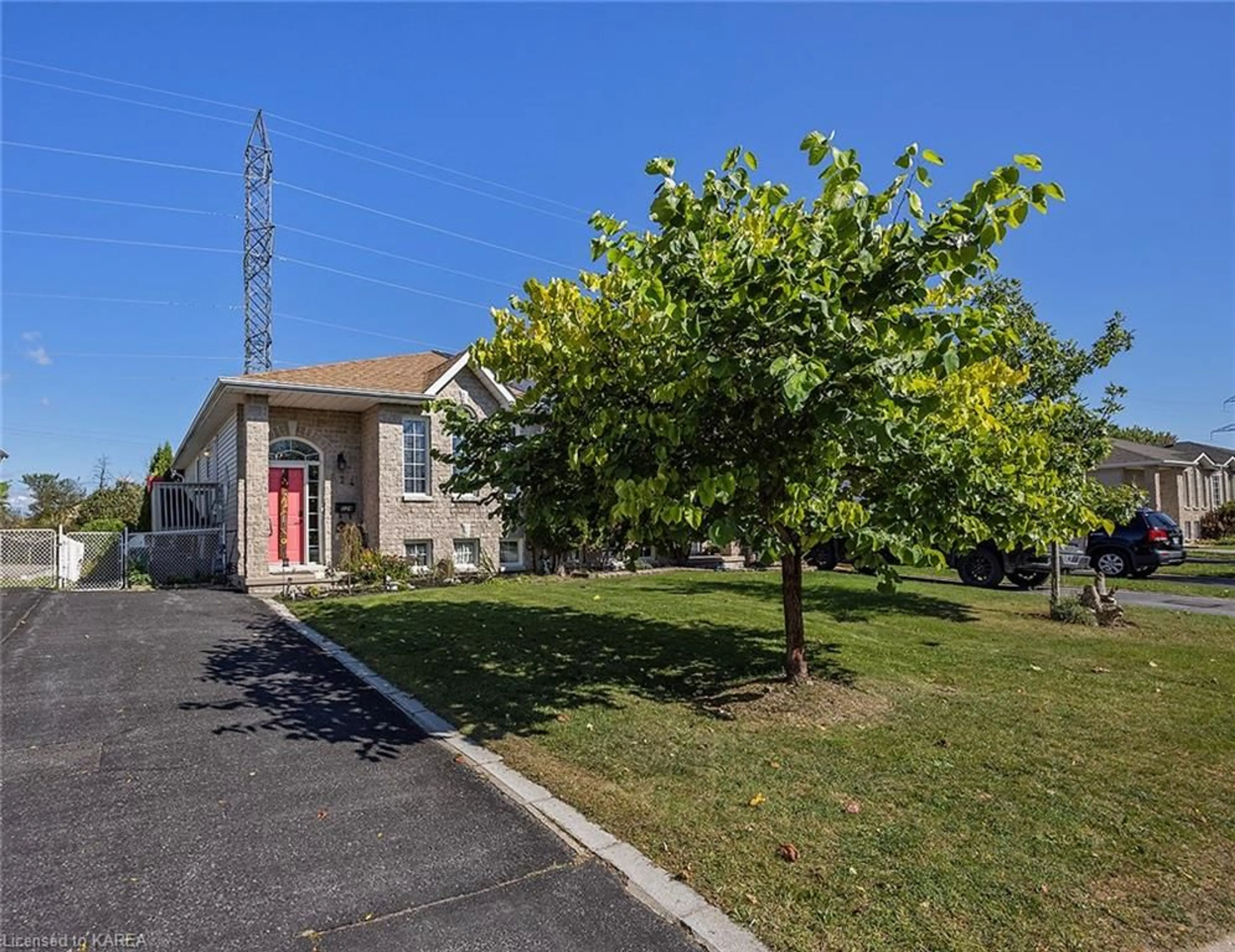 Outside view for 824 Peachwood St, Kingston Ontario K7P 3G6