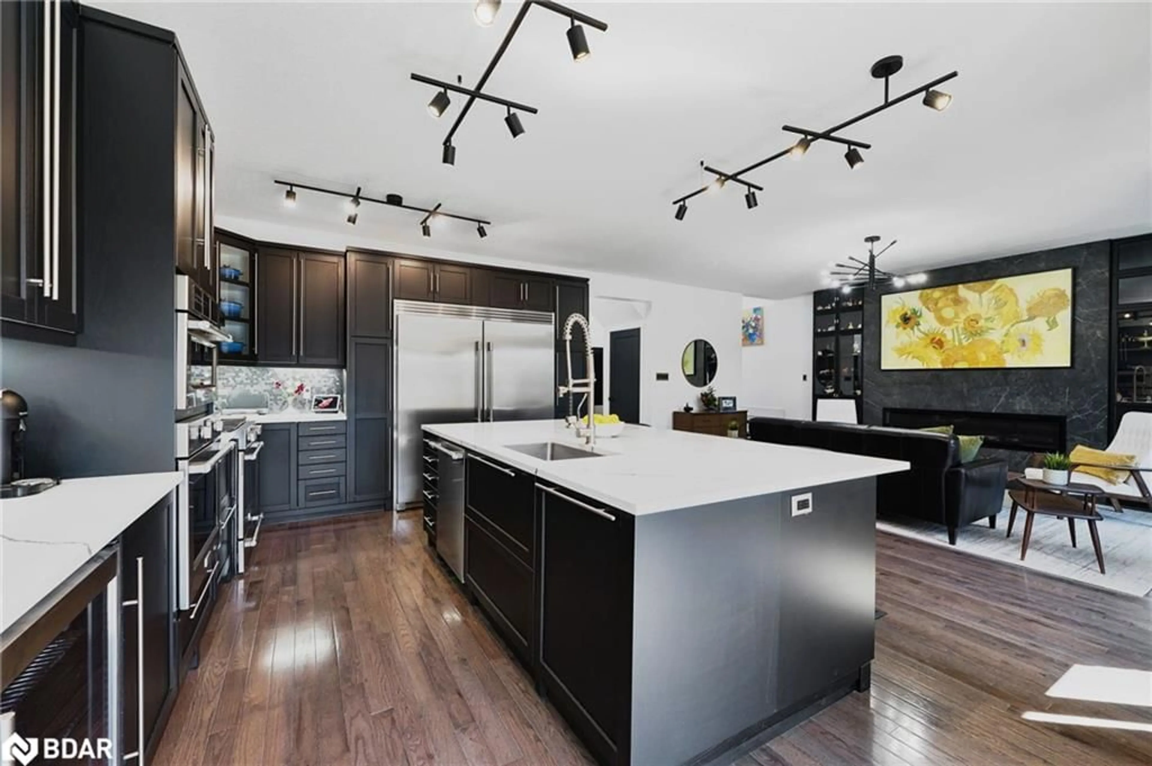 Contemporary kitchen for 20 Armeda Clow Cres, Angus Ontario L3W 0H7