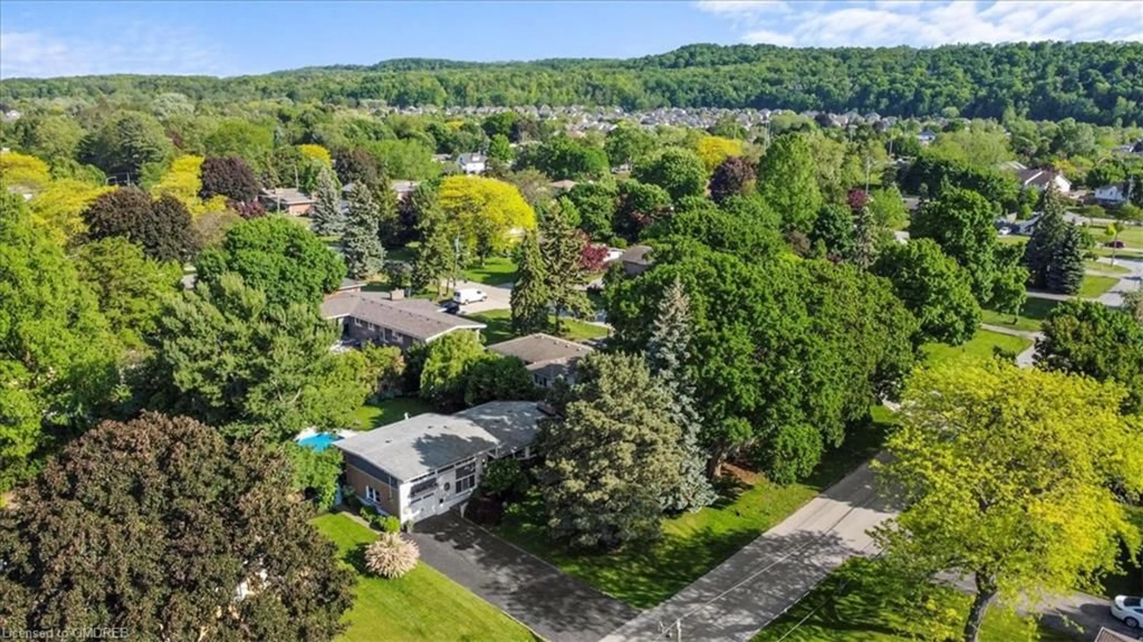 A pic from exterior of the house or condo, the fenced backyard for 14 Lynnwood Ave, Grimsby Ontario L3M 2X8