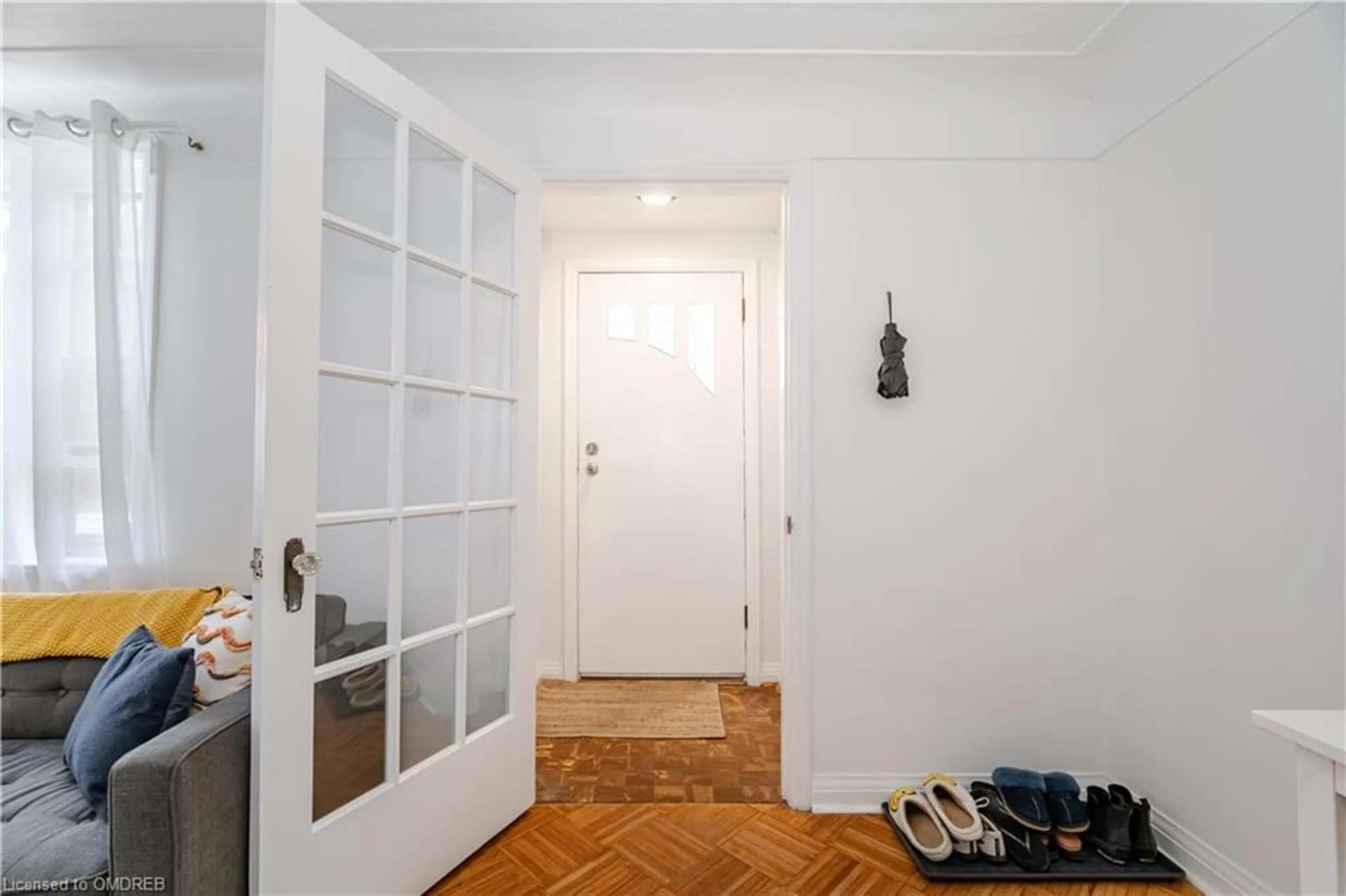 Indoor foyer, wood floors for 2149 Caroline St, Burlington Ontario L7R 1L7