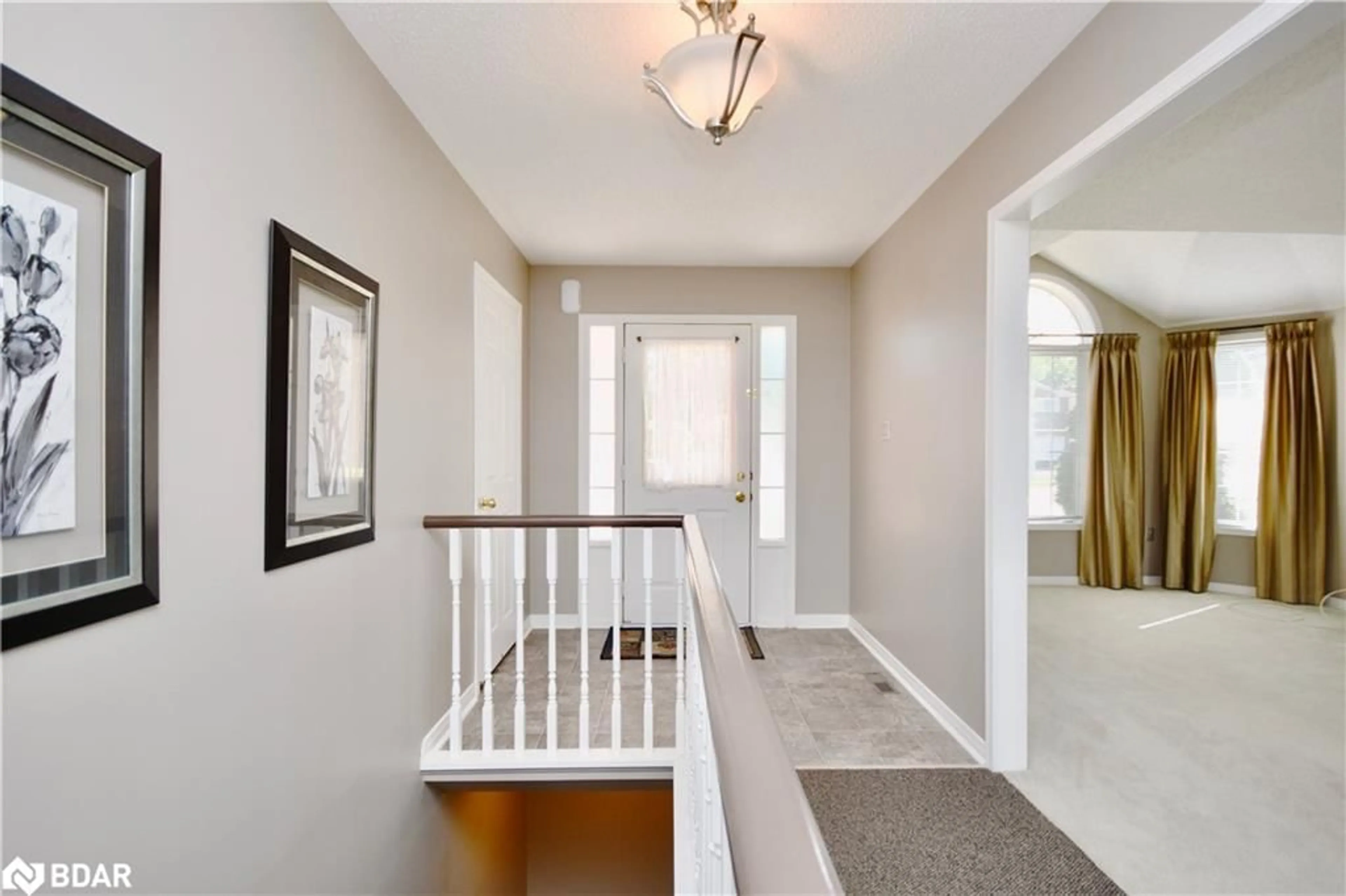 Indoor entryway for 65 Johnson Street St, Orillia Ontario L3V 7R9