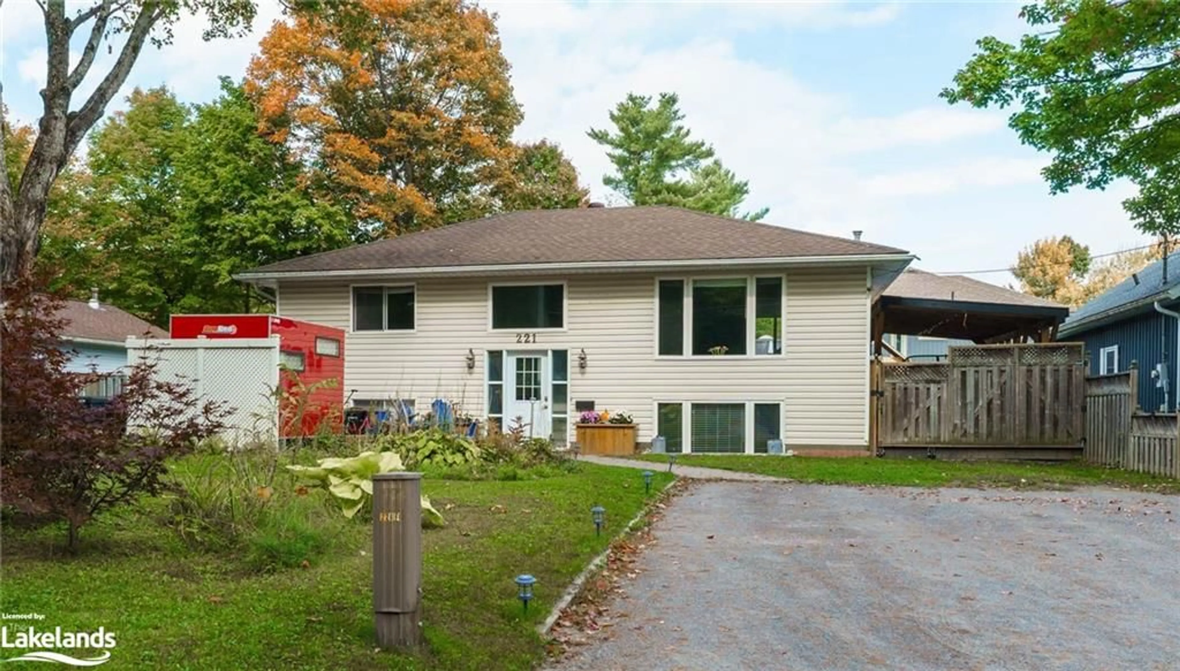 Frontside or backside of a home for 221 Maple St, Bracebridge Ontario P1L 1K3