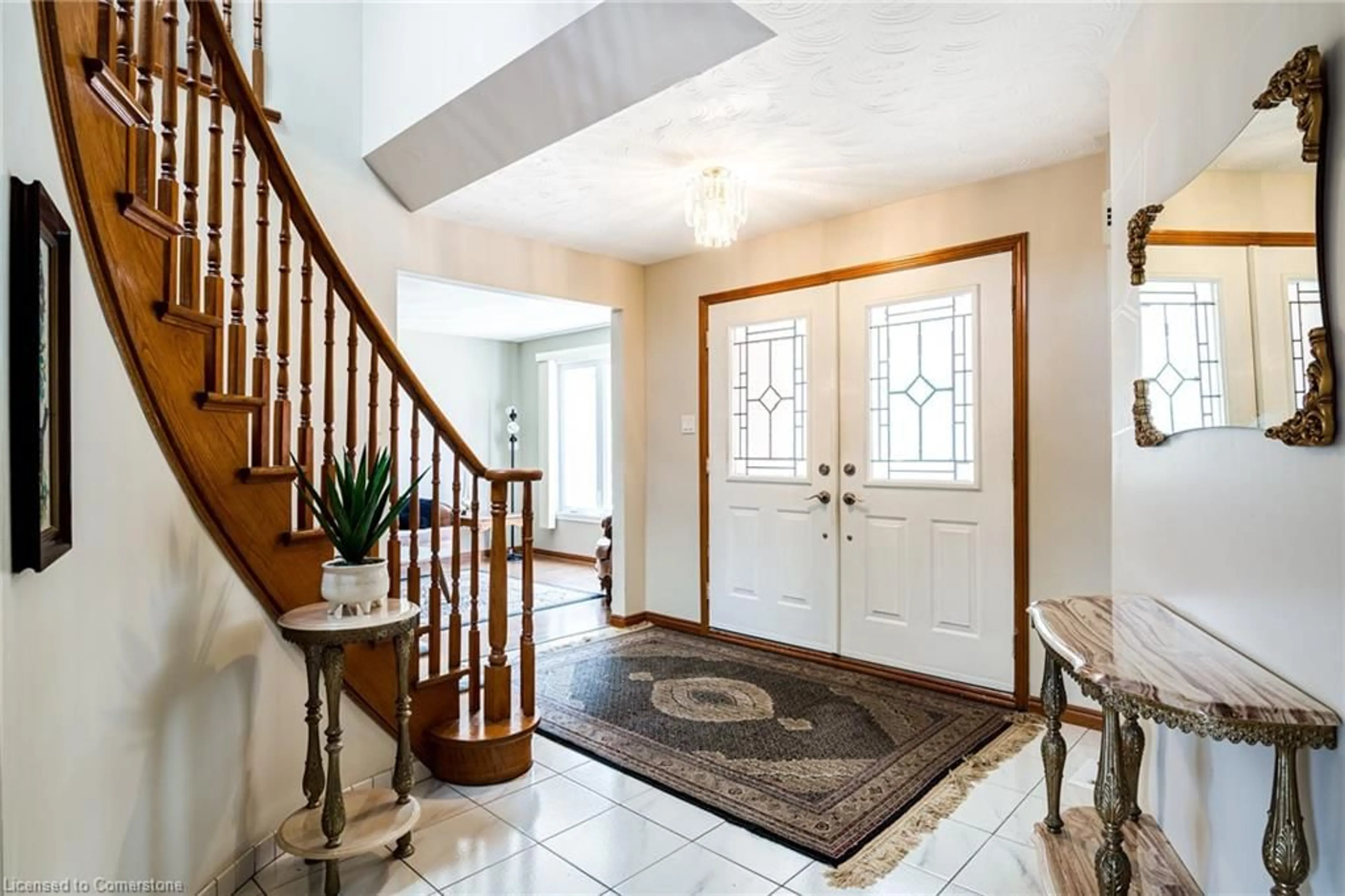 Indoor entryway for 50 Shadeland Cres, Stoney Creek Ontario L8G 4Y2