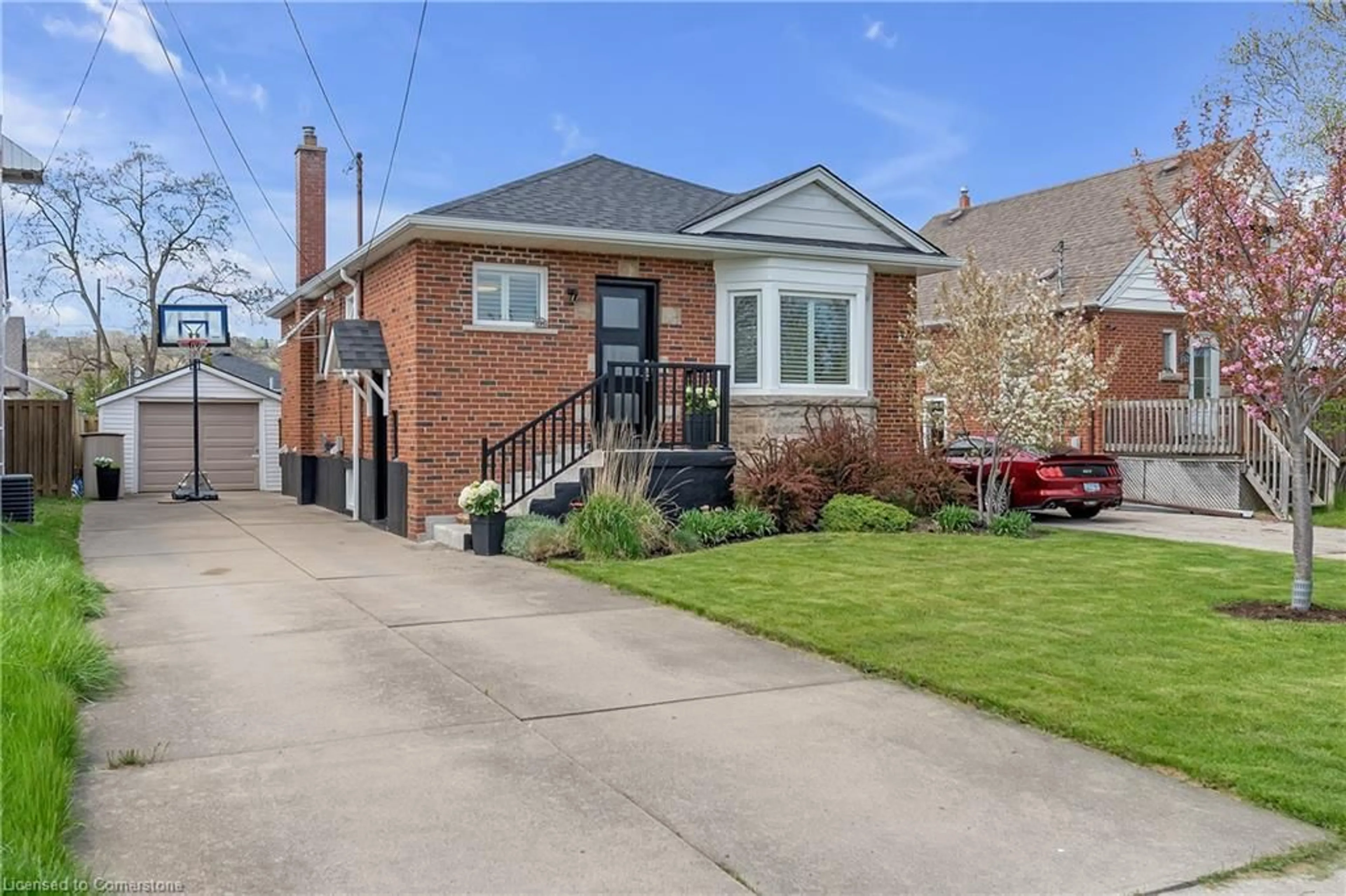 Frontside or backside of a home for 196 Erin Ave, Hamilton Ontario L8K 4W6