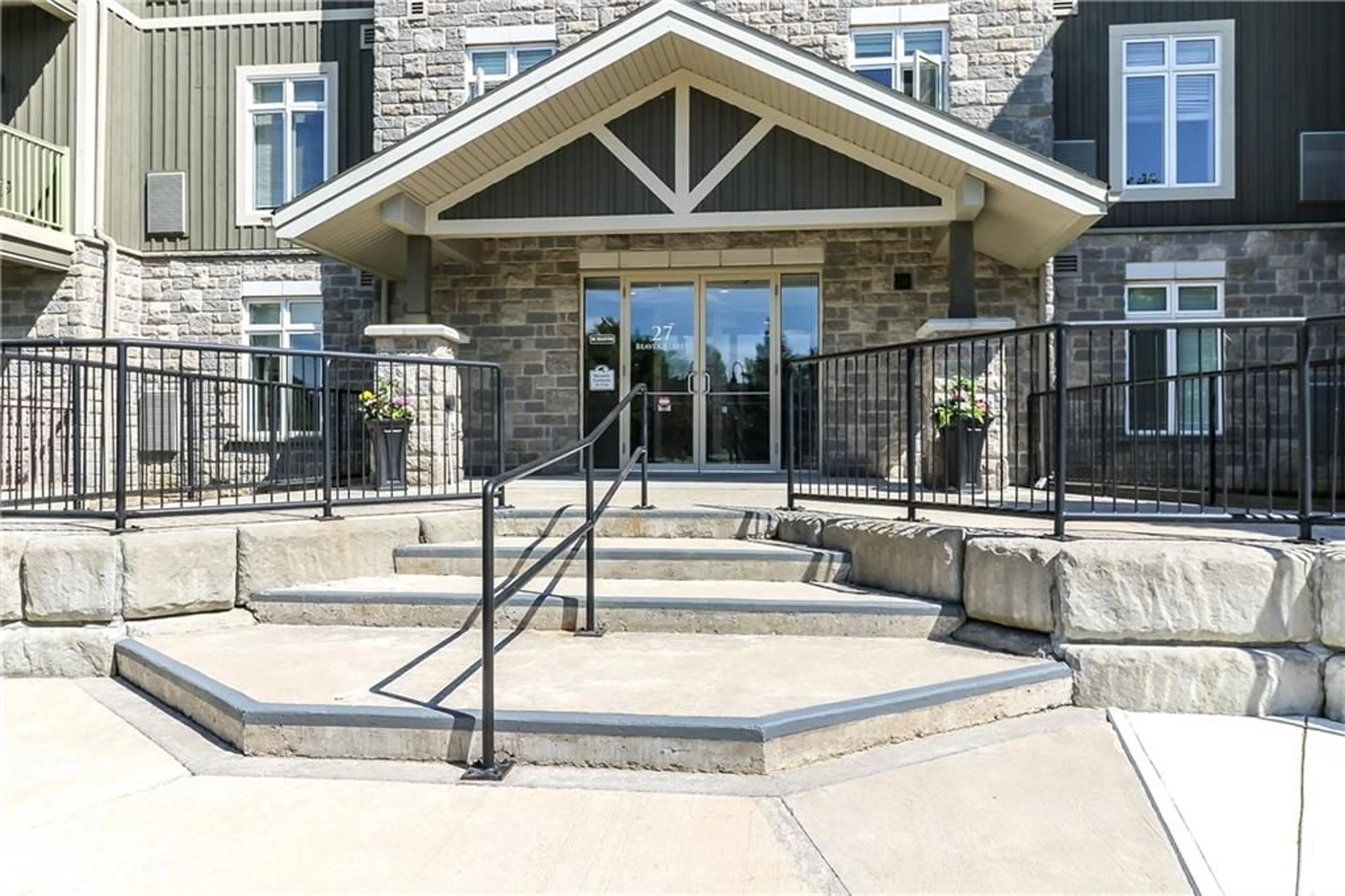 Patio, the front or back of building for 27 Beaver St #302, Thornbury Ontario N0H 2P0