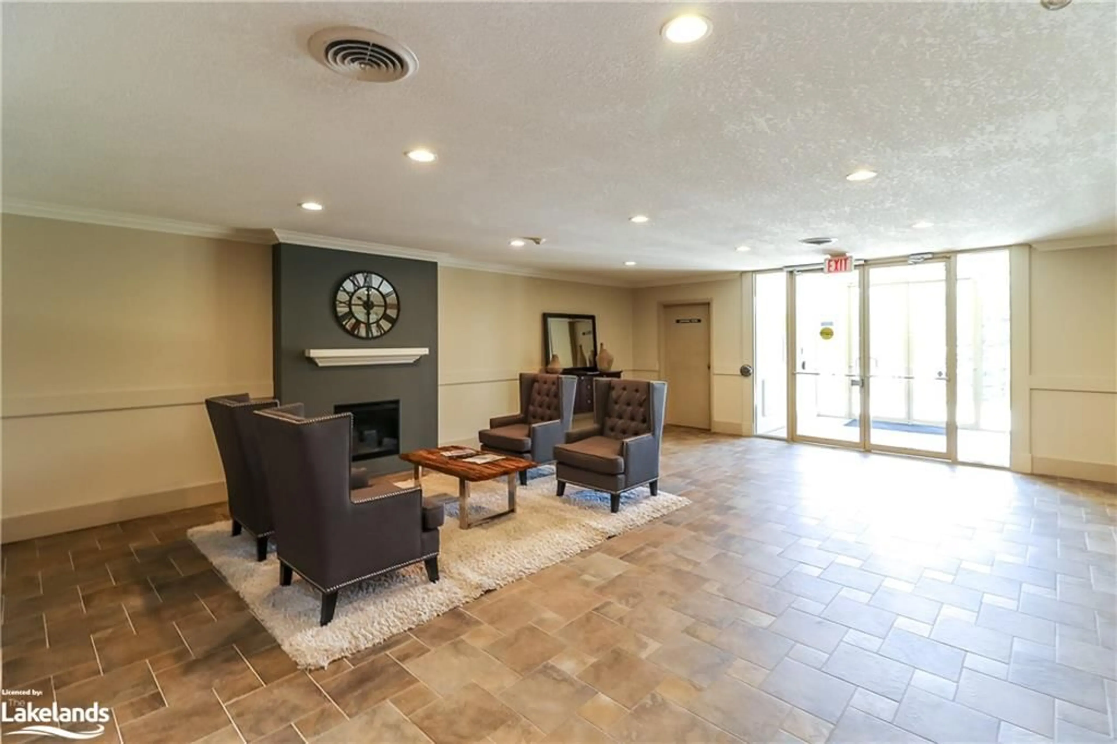 Indoor lobby, carpet floors for 27 Beaver St #302, Thornbury Ontario N0H 2P0