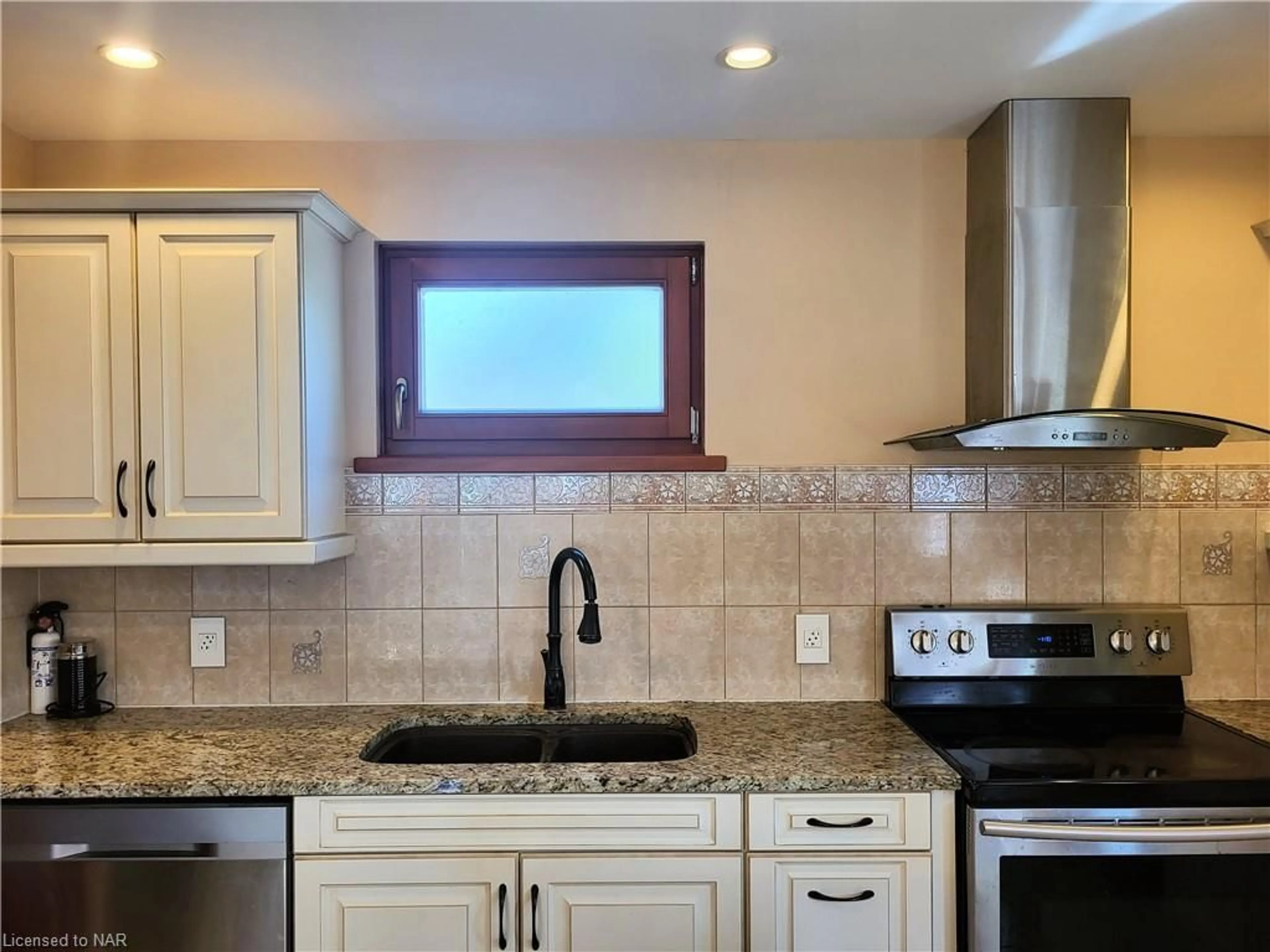 Standard kitchen for 340 Oxford Ave, Crystal Beach Ontario L0S 1B0